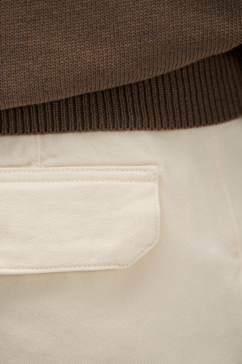 Pantalon en sergé épais – Un pantalon ajusté avec une ceinture montée, une jambe ample et une taille plus haute – Un pantalon ajusté avec une ceinture montée, une ja…