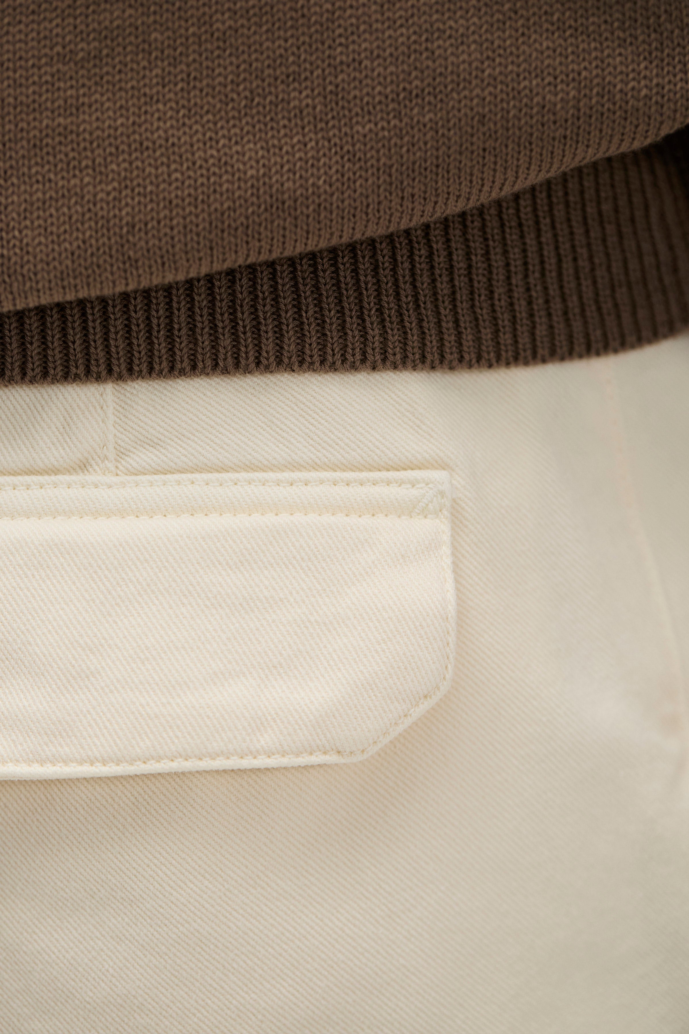 Pantalon en sergé épais – Un pantalon ajusté avec une ceinture montée, une jambe ample et une taille plus haute – Un pantalon ajusté avec une ceinture montée, une ja…