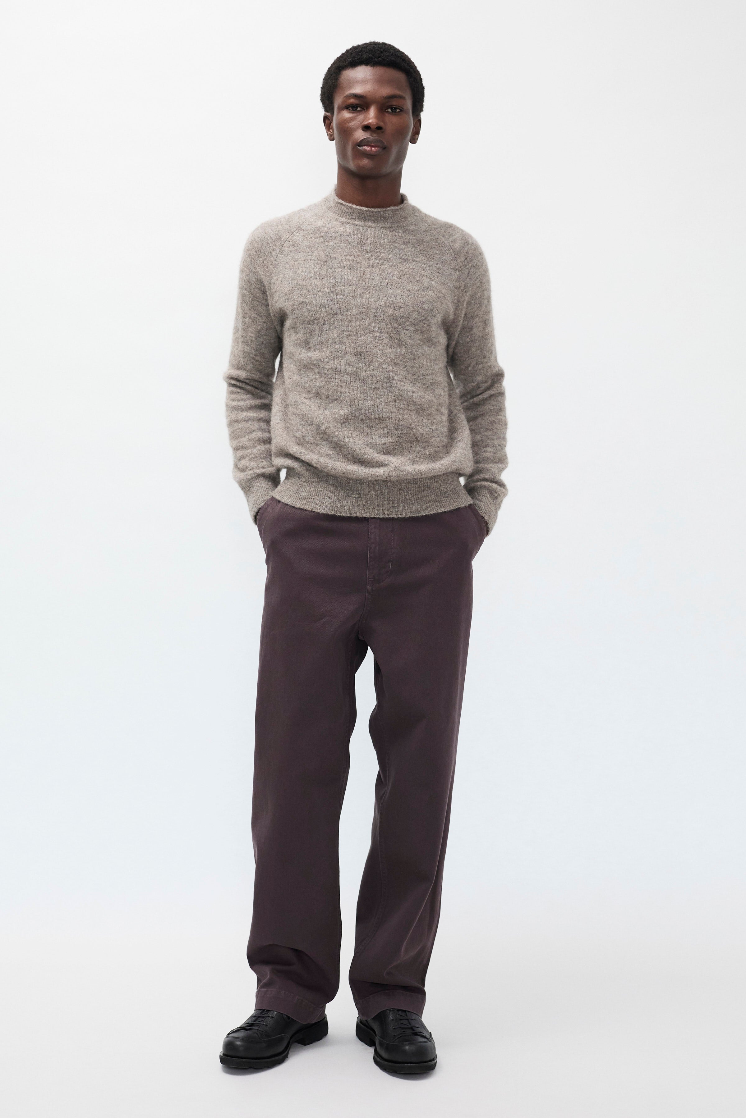 Pantalon en sergé épais - Un pantalon ajusté avec une ceinture montée, une jambe ample et une taille plus haute - Confectionné en sergé épais 3x1 teint en pièce - Un f…