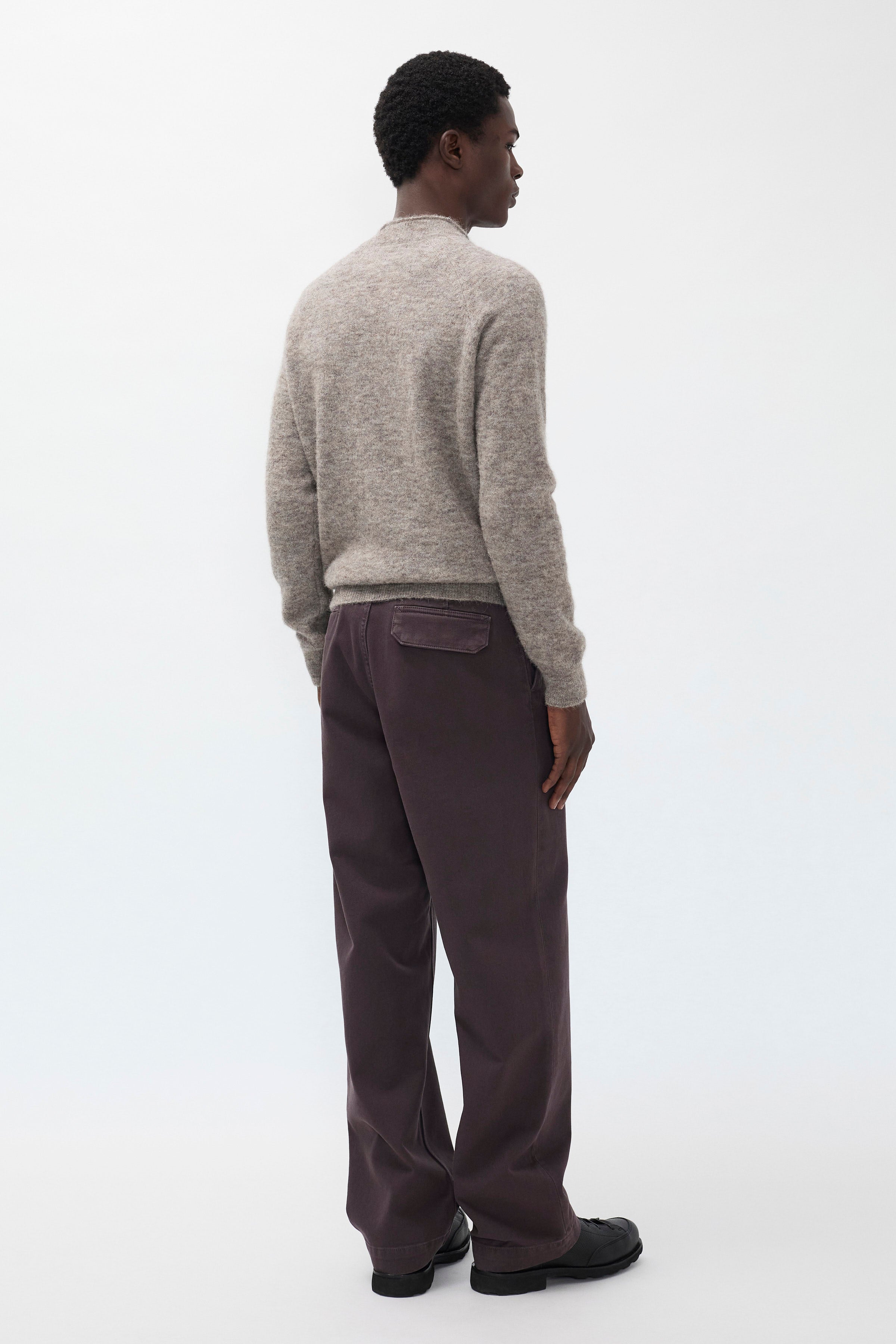 Pantalon en sergé épais - Un pantalon ajusté avec une ceinture montée, une jambe ample et une taille plus haute - Confectionné en sergé épais 3x1 teint en pièce - Un f…