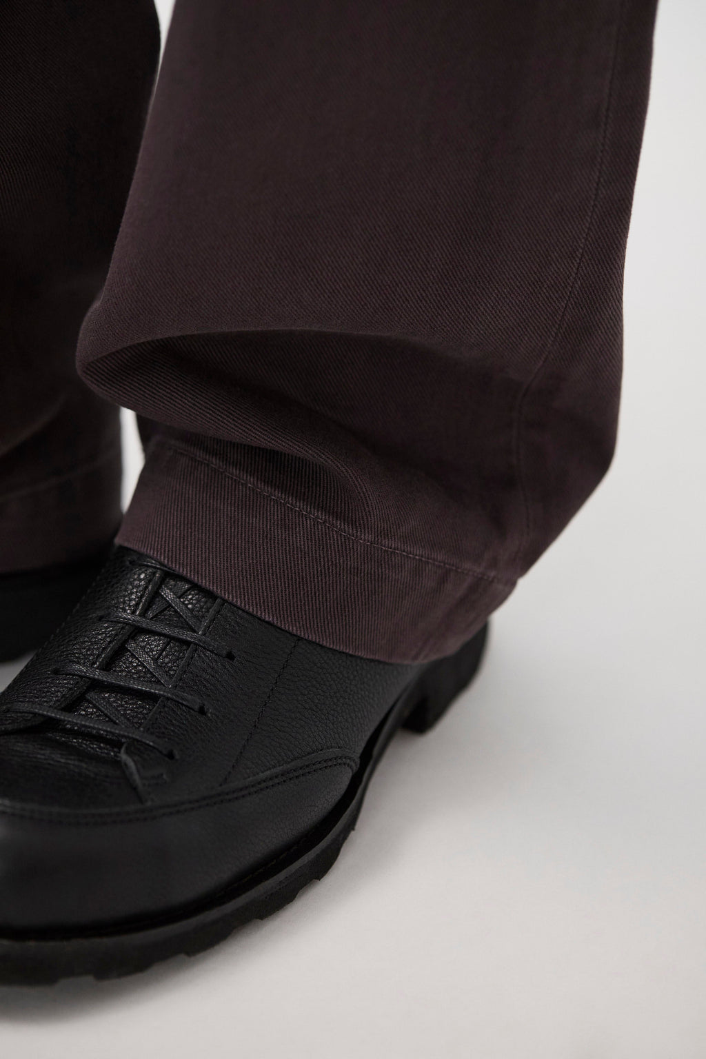 Pantalon en sergé épais - Un pantalon ajusté avec une ceinture montée, une jambe ample et une taille plus haute - Confectionné en sergé épais 3x1 teint en pièce - Un f…
