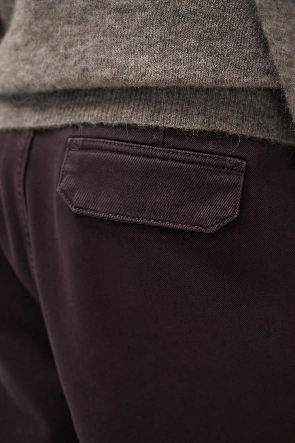 Pantalon en sergé épais - Un pantalon ajusté avec une ceinture montée, une jambe ample et une taille plus haute - Confectionné en sergé épais 3x1 teint en pièce - Un f…