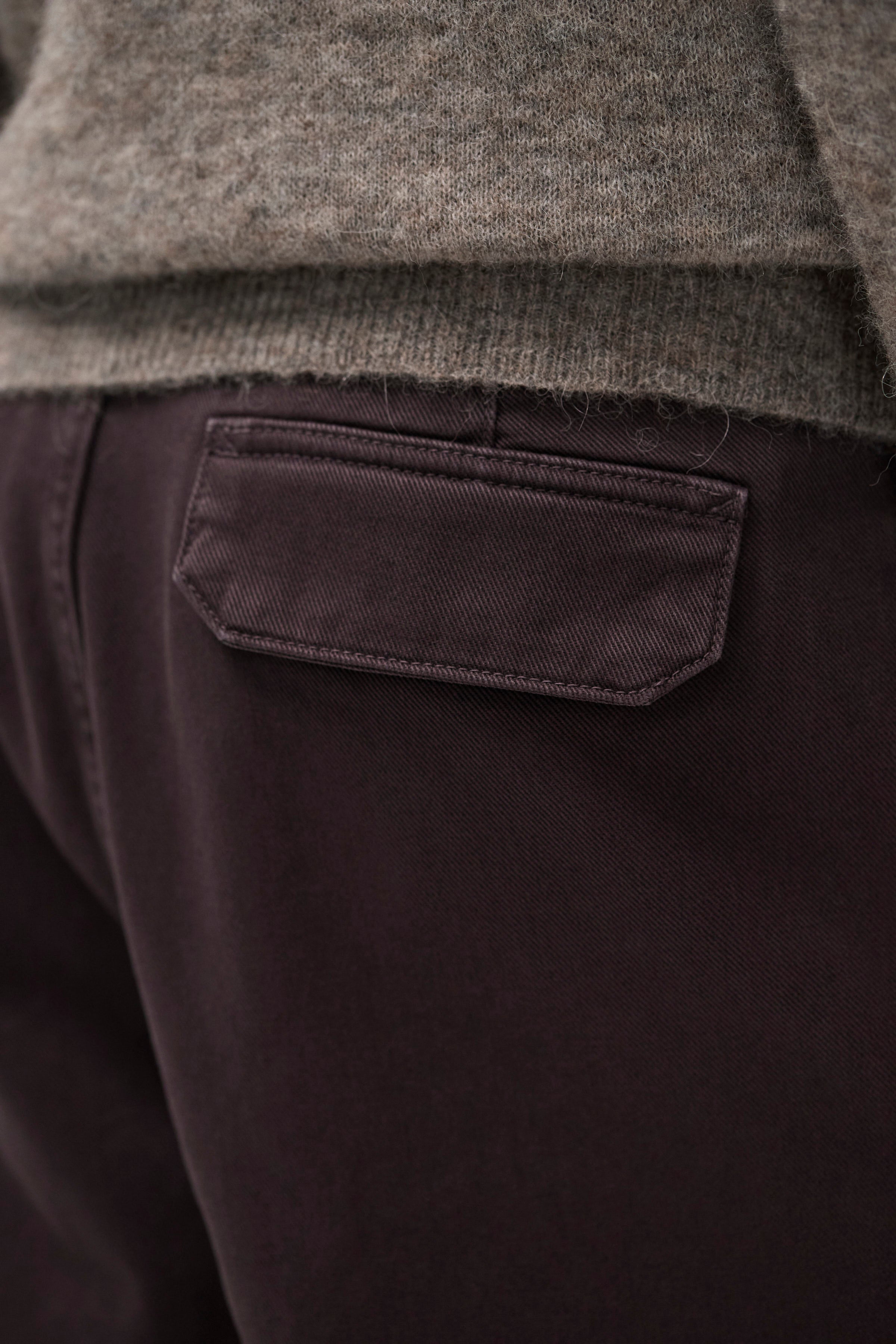 Pantalon en sergé épais - Un pantalon ajusté avec une ceinture montée, une jambe ample et une taille plus haute - Confectionné en sergé épais 3x1 teint en pièce - Un f…