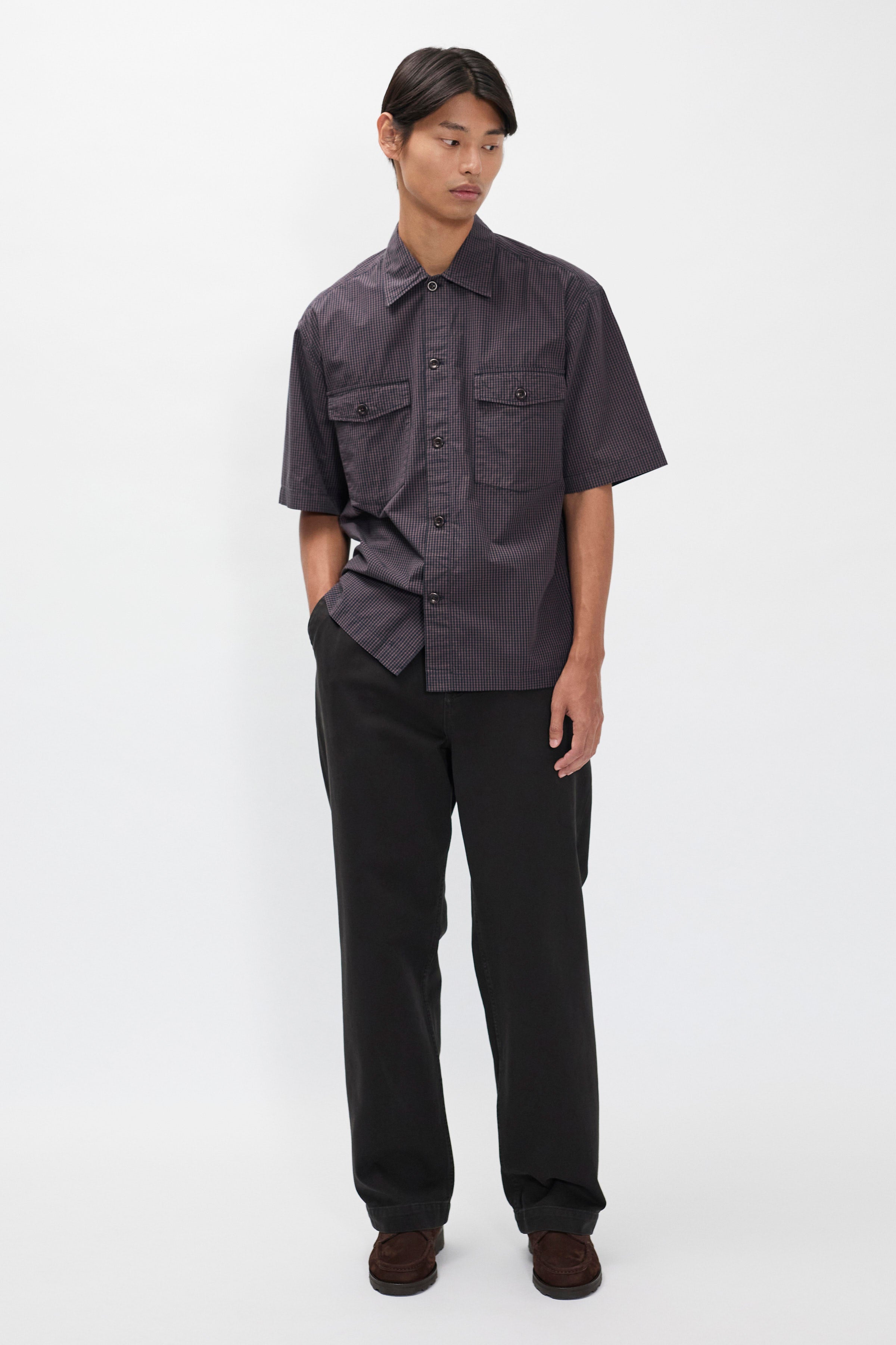 Pantalon en sergé épais - Un pantalon ajusté avec une ceinture intégrée, une jambe ample et une taille plus haute - Finition avec une braguette zippée, une fermeture boutonnée, une poche ticket...