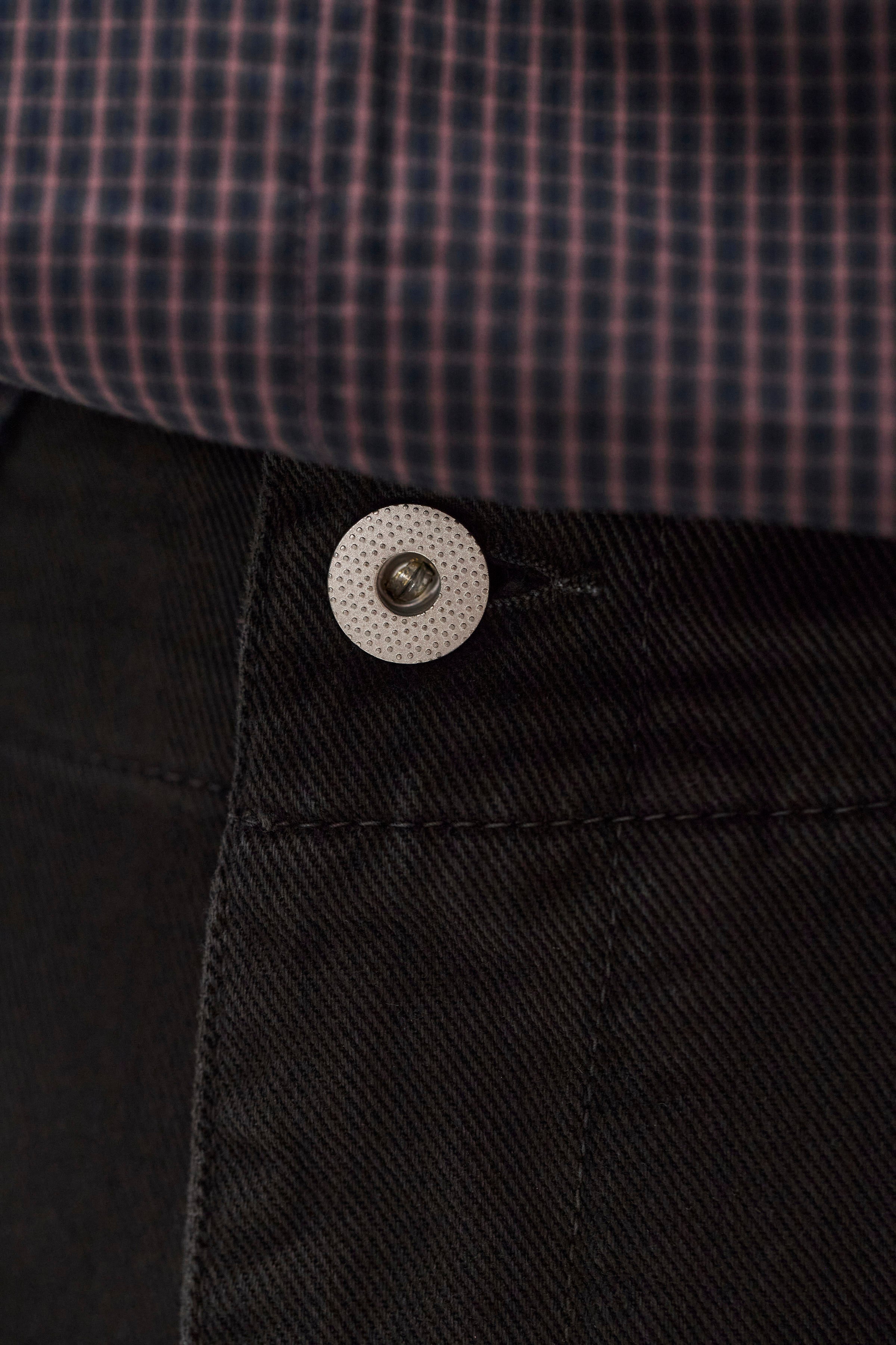Pantalon en sergé épais - Un pantalon ajusté avec une ceinture intégrée, une jambe ample et une taille plus haute - Finition avec une braguette zippée, une fermeture boutonnée, une poche ticket...