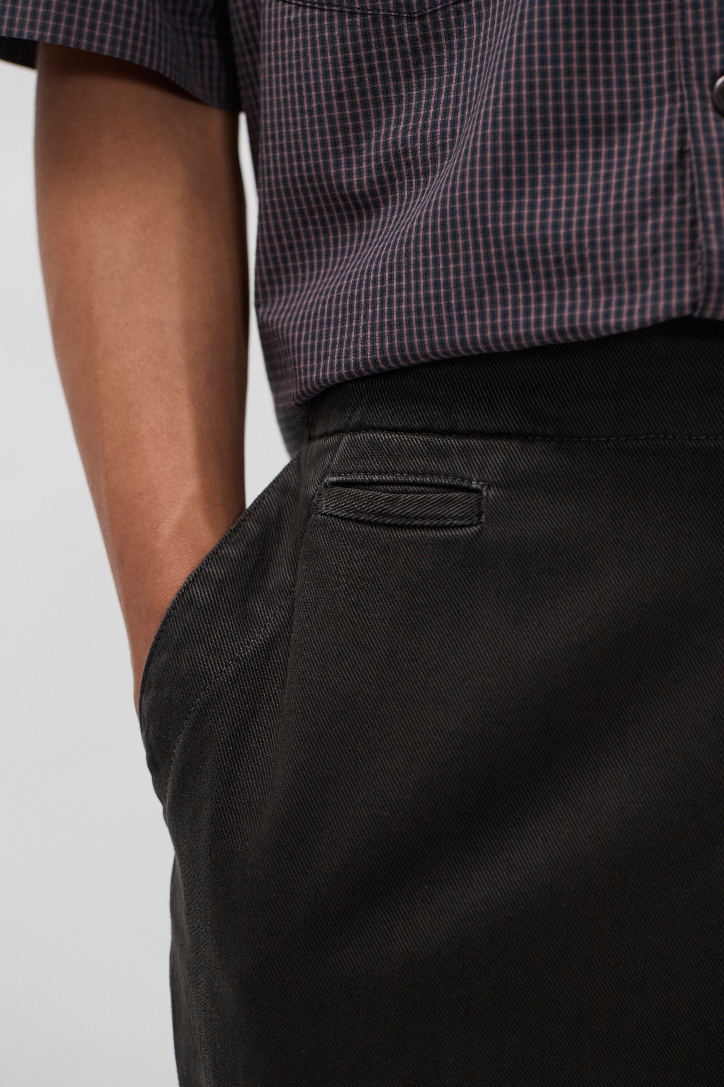 Pantalon en sergé épais - Un pantalon ajusté avec une ceinture intégrée, une jambe ample et une taille plus haute - Finition avec une braguette zippée, une fermeture boutonnée, une poche ticket...