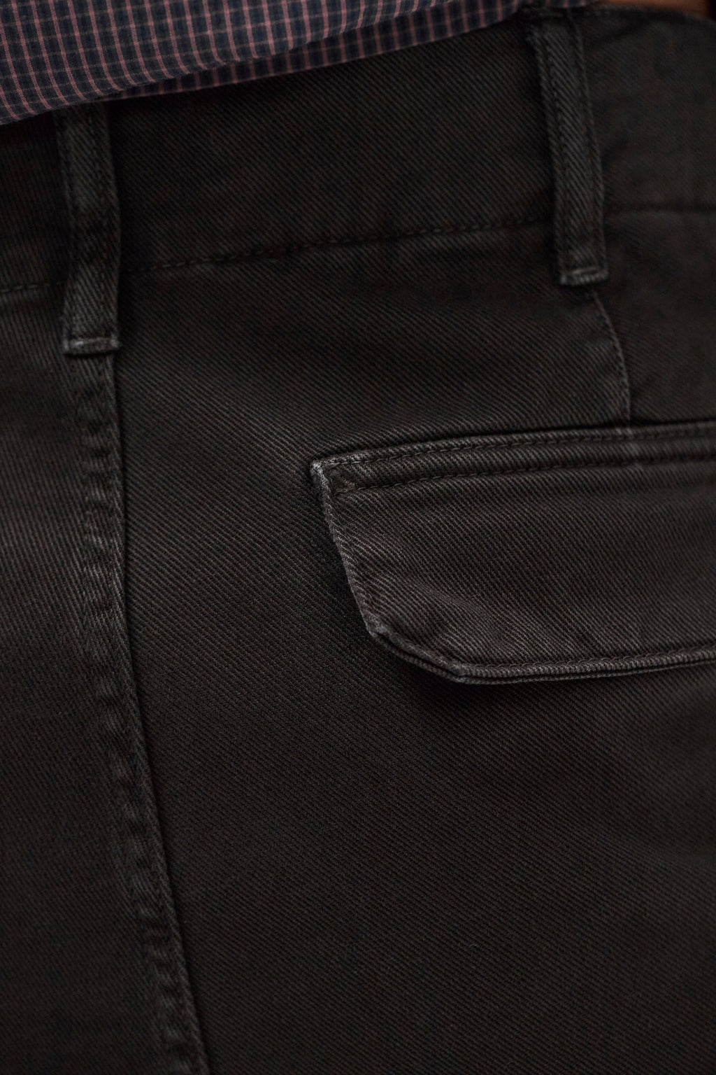 Pantalon en sergé épais - Un pantalon ajusté avec une ceinture intégrée, une jambe ample et une taille plus haute - Finition avec une braguette zippée, une fermeture boutonnée, une poche ticket...