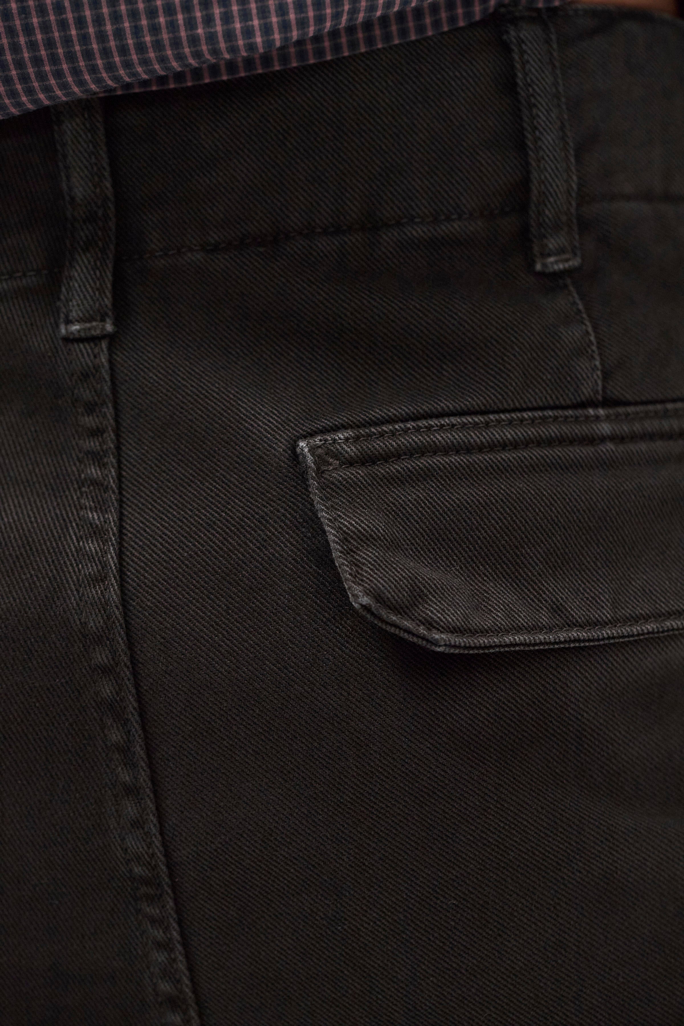 Pantalon en sergé épais - Un pantalon ajusté avec une ceinture intégrée, une jambe ample et une taille plus haute - Finition avec une braguette zippée, une fermeture boutonnée, une poche ticket...