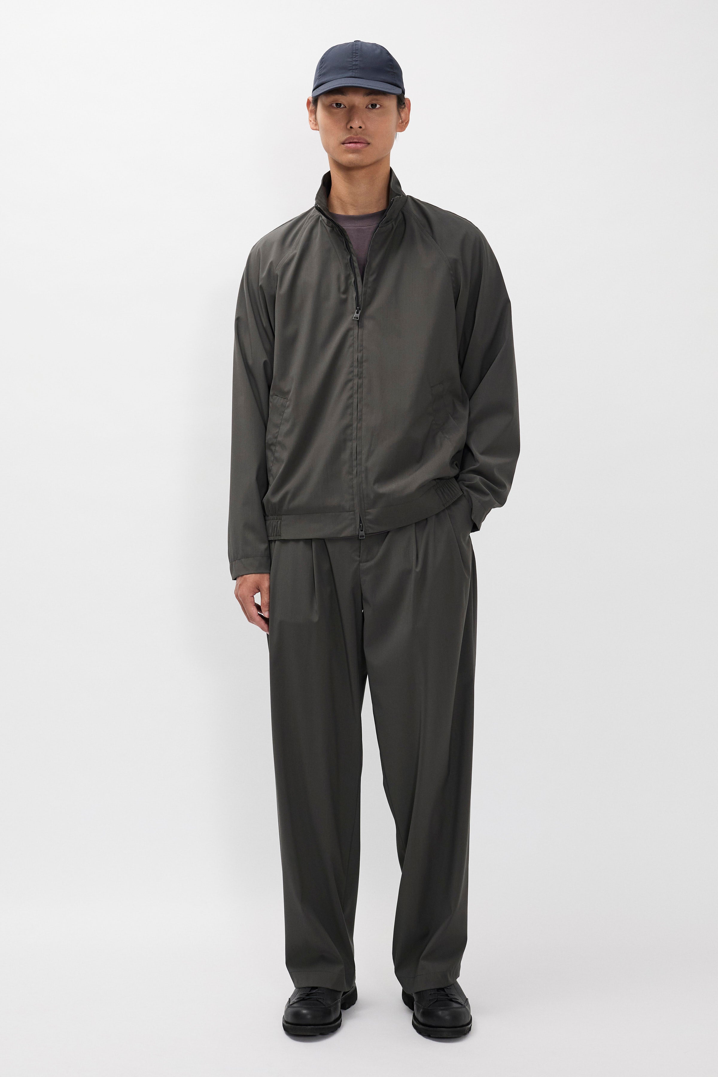 Pantalon Relaxed Alpinix 37,5 Laine – Un pantalon à la coupe décontractée, doté d'une taille partiellement élastiquée, confectionné en taffetas de première qualité par un…