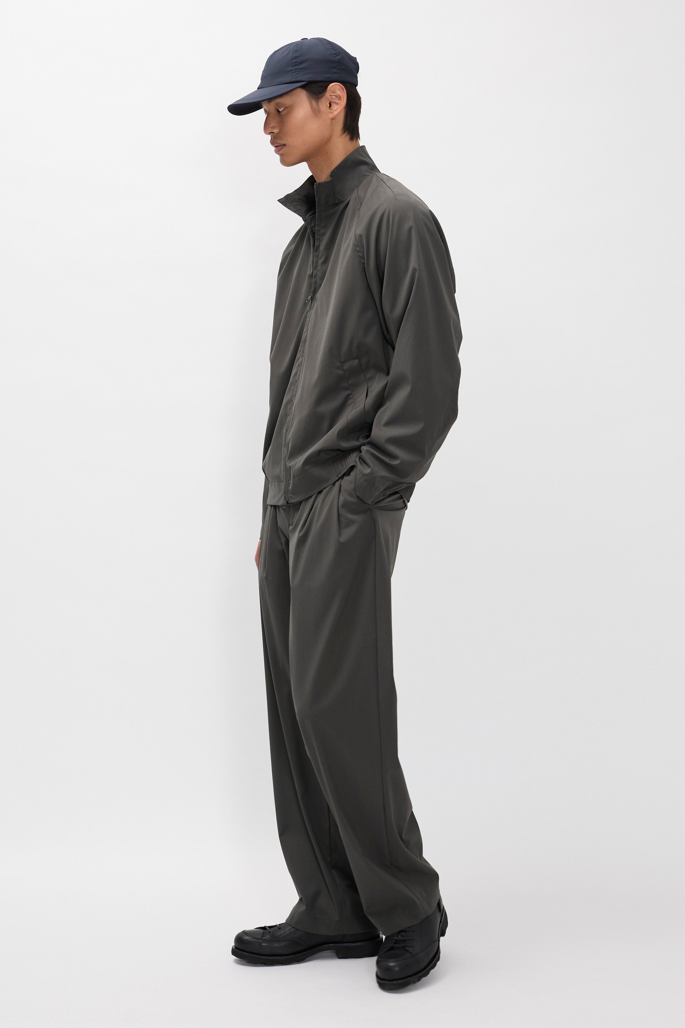 Pantalon Relaxed Alpinix 37,5 Laine – Un pantalon à la coupe décontractée, doté d'une taille partiellement élastiquée, confectionné en taffetas de première qualité par un…