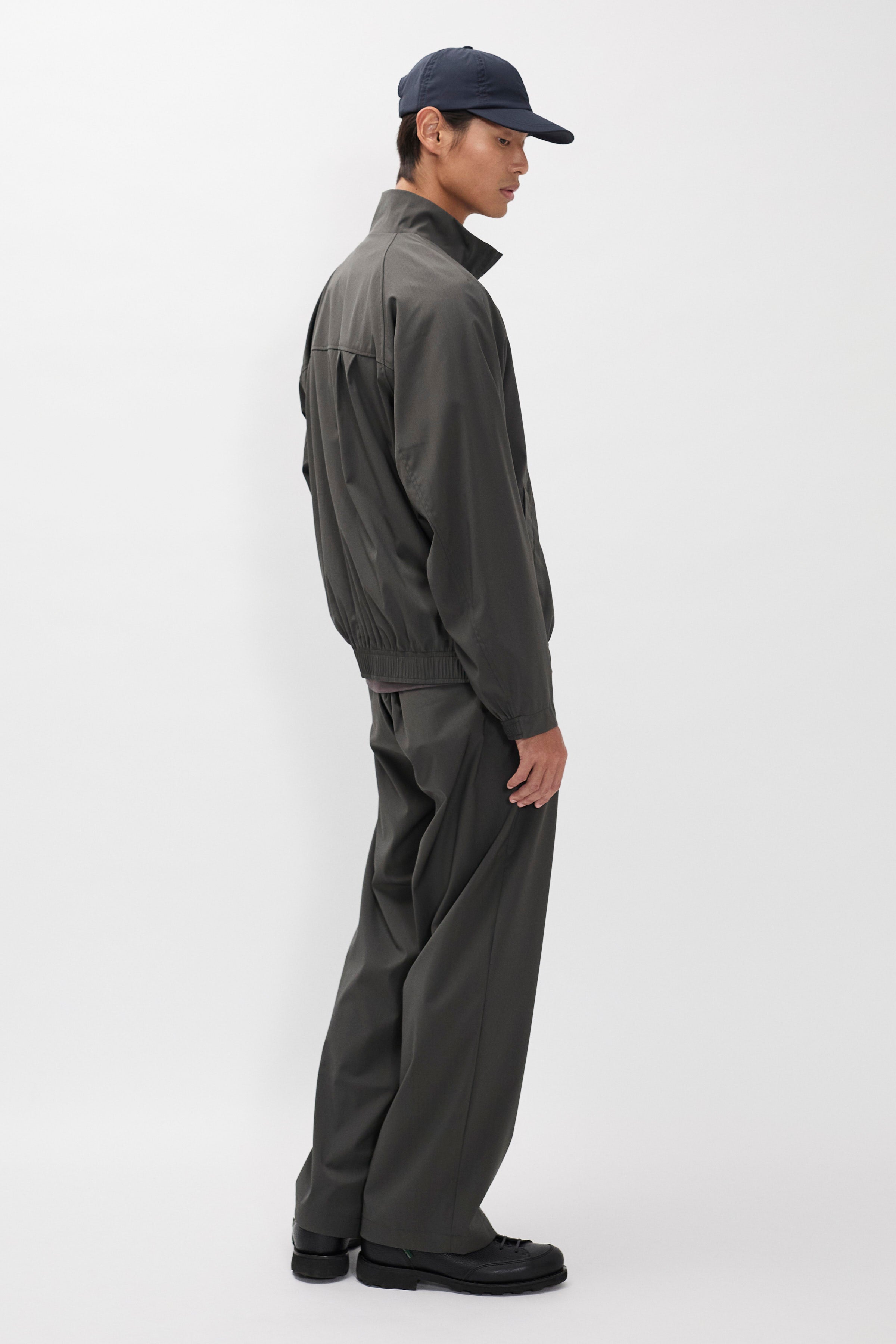 Pantalon Relaxed Alpinix 37,5 Laine – Un pantalon à la coupe décontractée, doté d'une taille partiellement élastiquée, confectionné en taffetas de première qualité par un…
