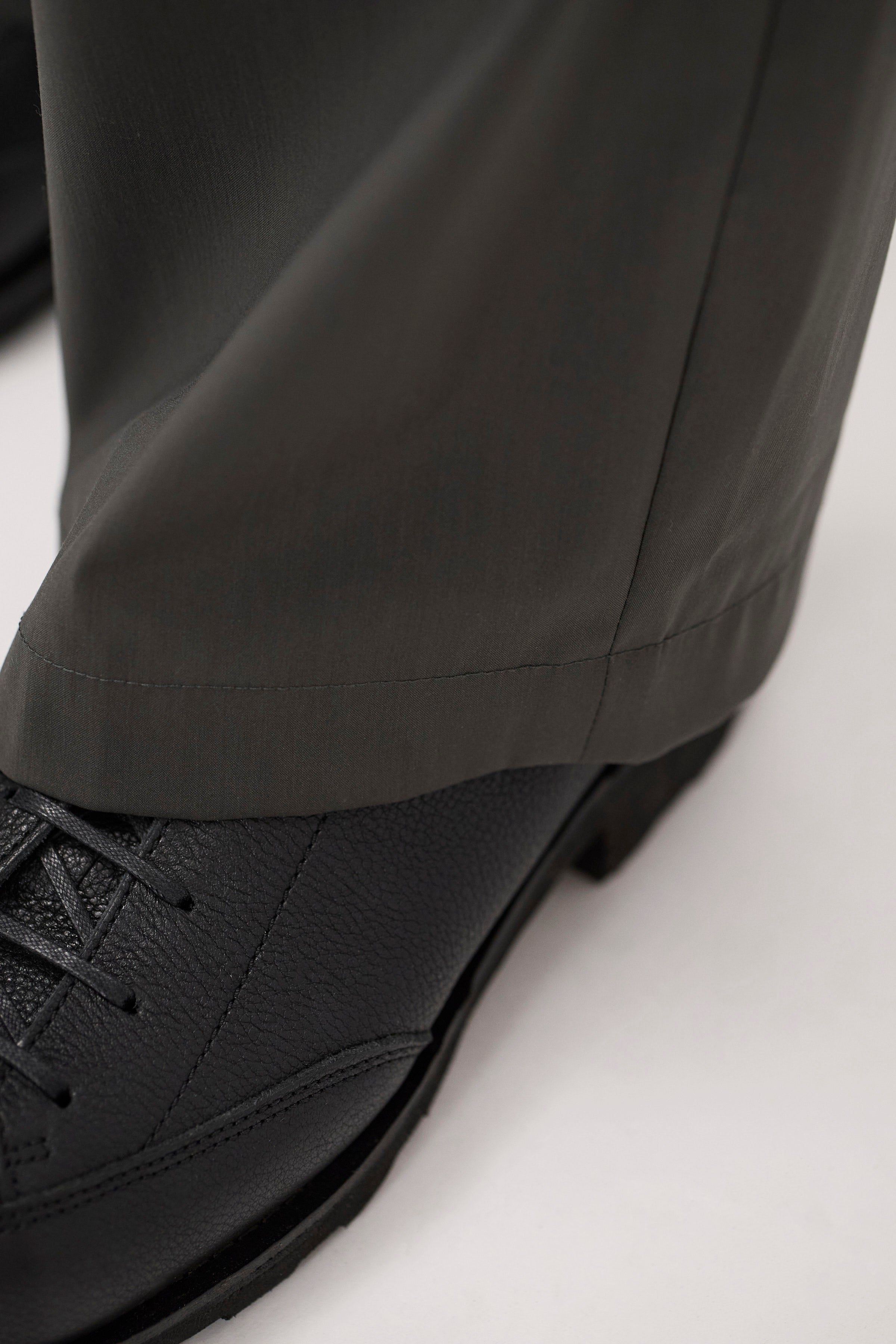 Pantalon Relaxed Alpinix 37,5 Laine – Un pantalon à la coupe décontractée, doté d'une taille partiellement élastiquée, confectionné en taffetas de première qualité par un…
