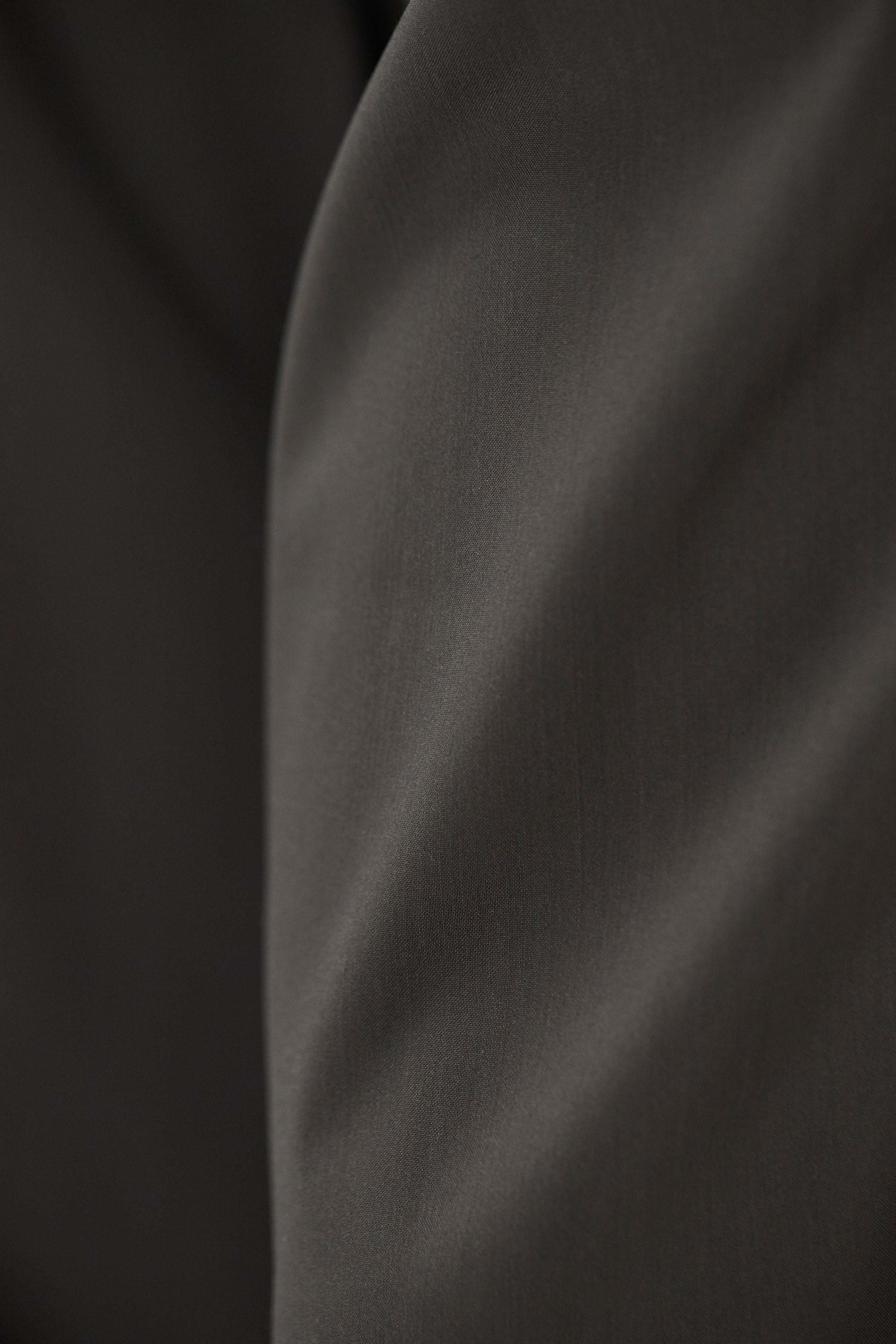 Pantalon Relaxed Alpinix 37,5 Laine – Un pantalon à la coupe décontractée, doté d'une taille partiellement élastiquée, confectionné en taffetas de première qualité par un…