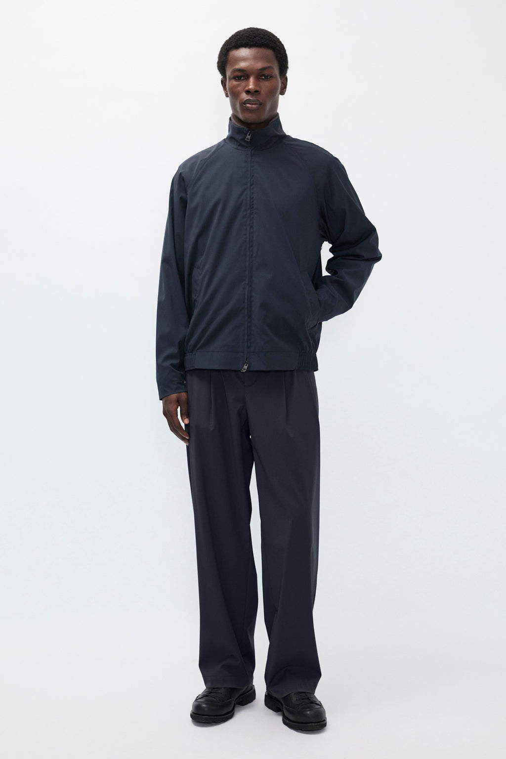Pantalon décontracté Alpinix 37,5 en laine – Un pantalon à la coupe décontractée avec une taille partiellement élastiquée, confectionné en taffetas de première qualité par une marque japonaise réputée…
