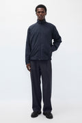 Pantalon décontracté Alpinix 37,5 en laine – Un pantalon à la coupe décontractée avec une taille partiellement élastiquée, confectionné en taffetas de première qualité par une marque japonaise réputée…