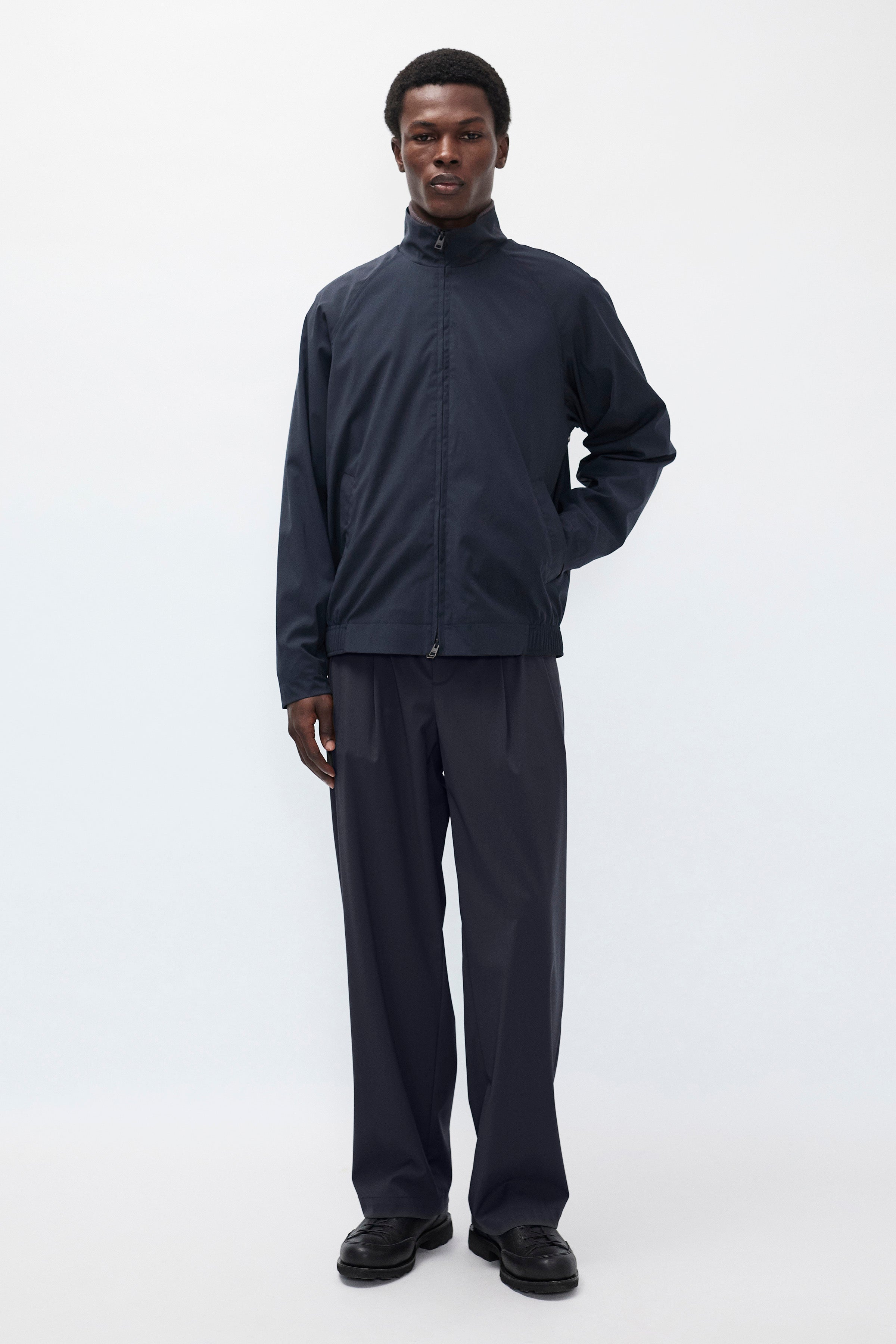 Pantalon décontracté Alpinix 37,5 en laine – Un pantalon à la coupe décontractée avec une taille partiellement élastiquée, confectionné en taffetas de première qualité par une marque japonaise réputée…
