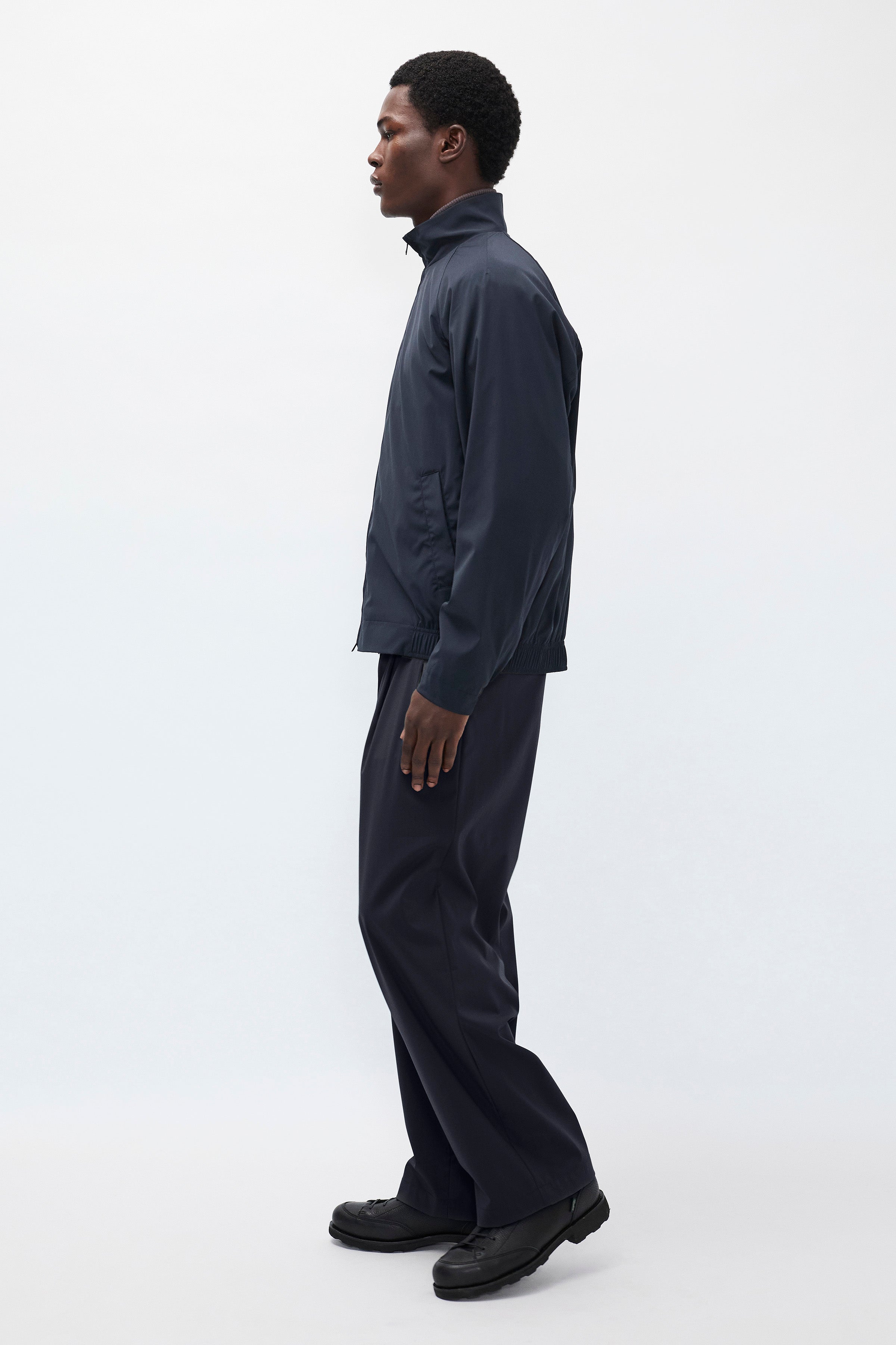 Pantalon décontracté Alpinix 37,5 en laine – Un pantalon à la coupe décontractée avec une taille partiellement élastiquée, confectionné en taffetas de première qualité par une marque japonaise réputée…