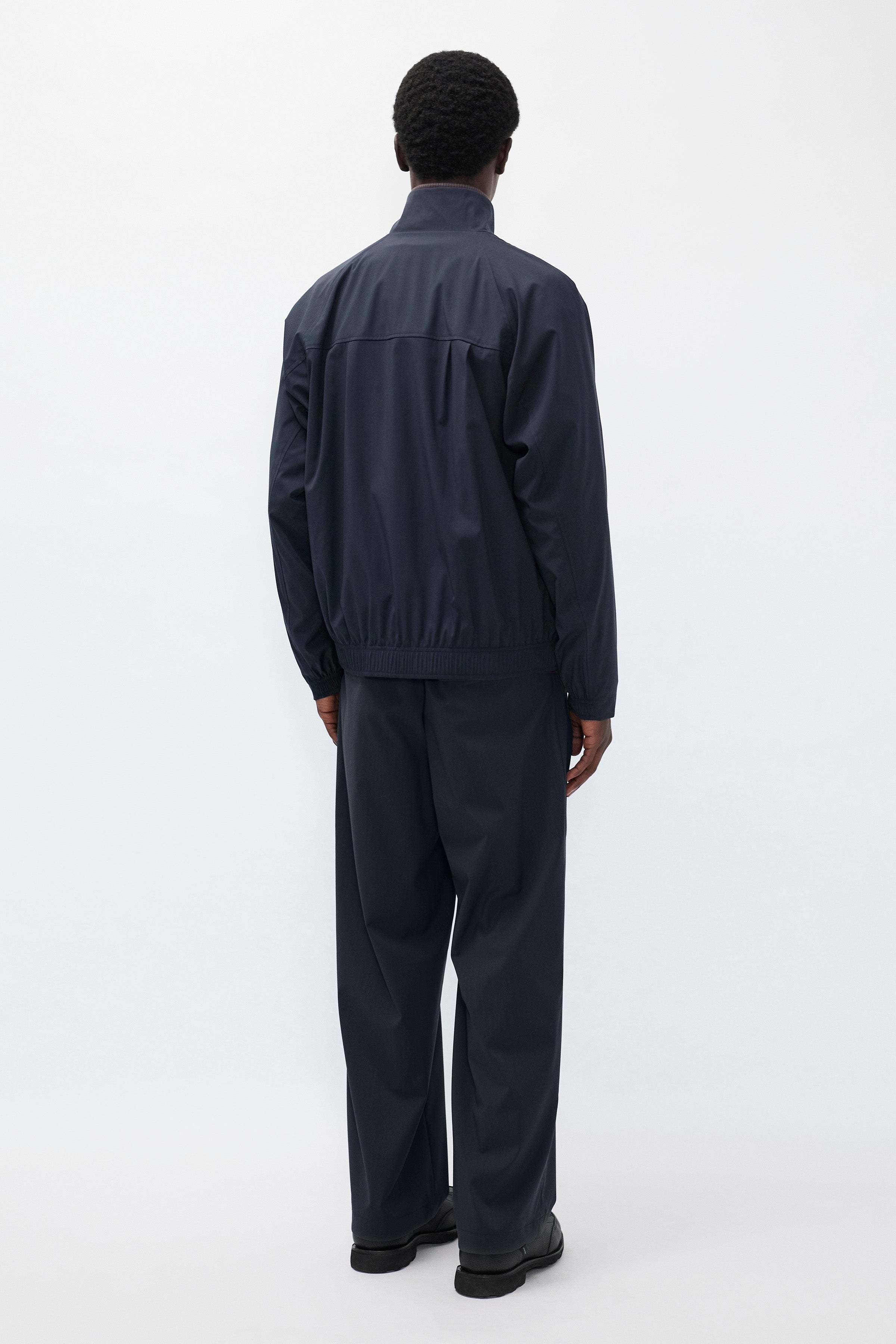 Pantalon décontracté Alpinix 37,5 en laine – Un pantalon à la coupe décontractée avec une taille partiellement élastiquée, confectionné en taffetas de première qualité par une marque japonaise réputée…