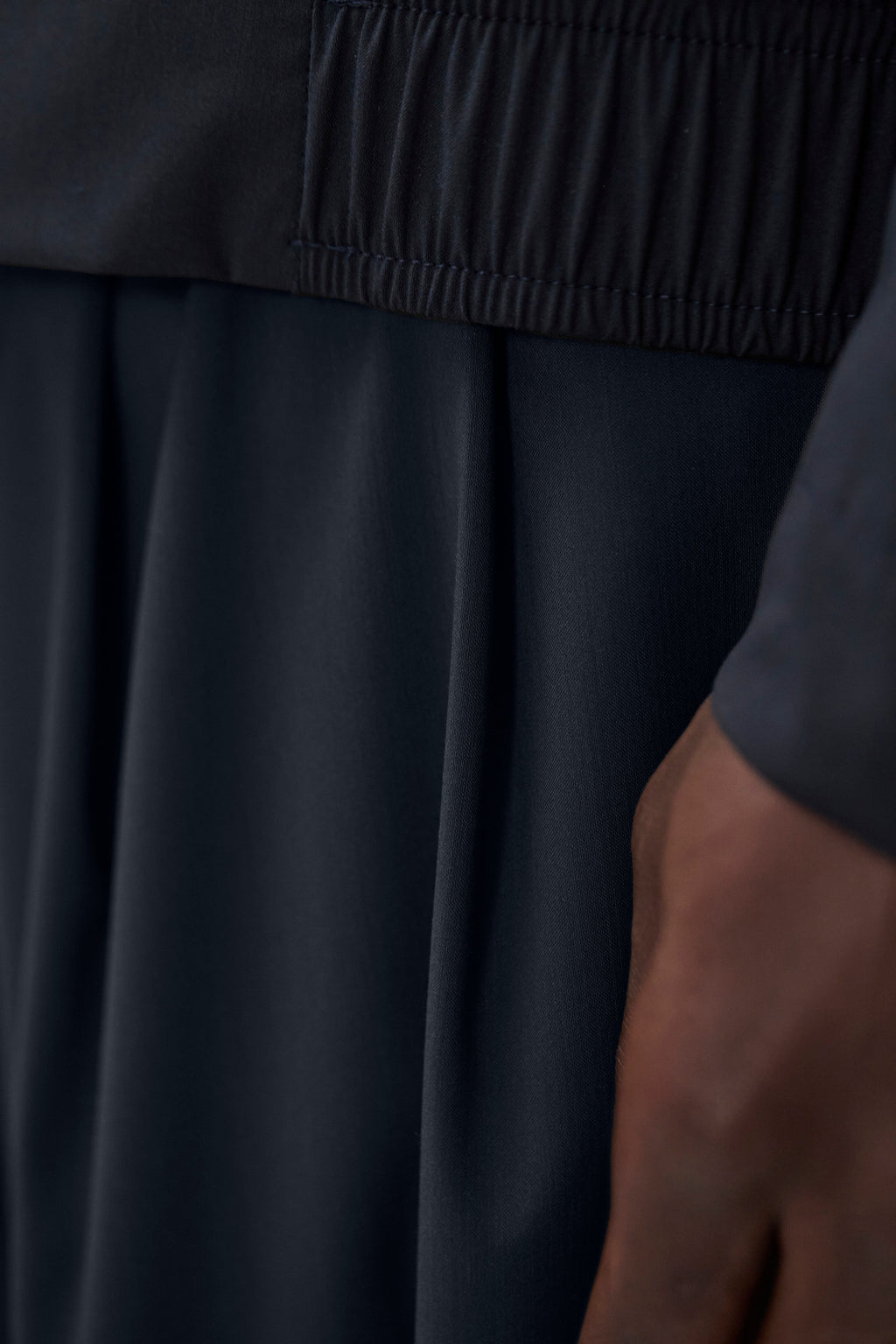 Pantalon décontracté Alpinix 37,5 en laine – Un pantalon à la coupe décontractée avec une taille partiellement élastiquée, confectionné en taffetas de première qualité par une marque japonaise réputée…