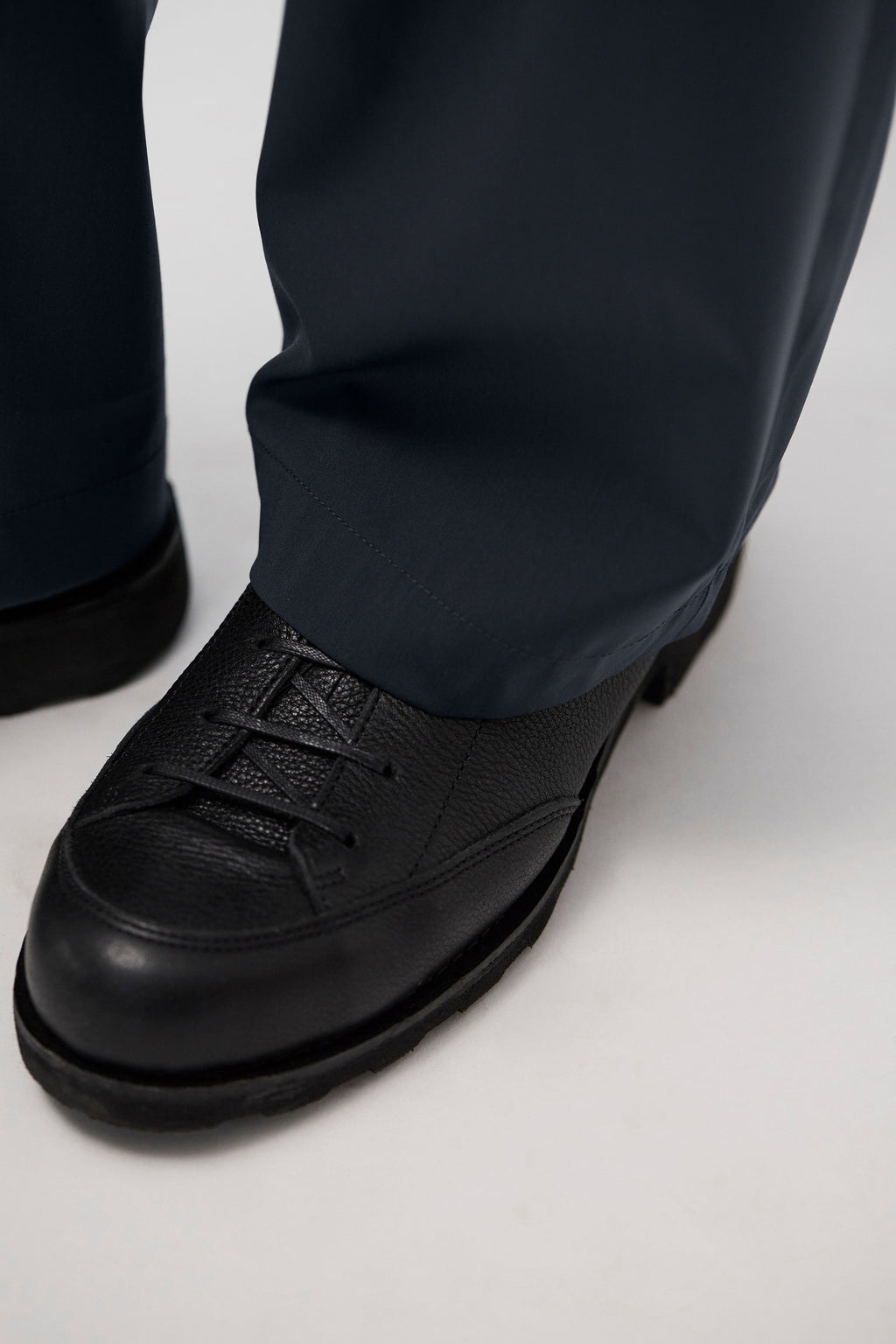 Pantalon décontracté Alpinix 37,5 en laine – Un pantalon à la coupe décontractée avec une taille partiellement élastiquée, confectionné en taffetas de première qualité par une marque japonaise réputée…