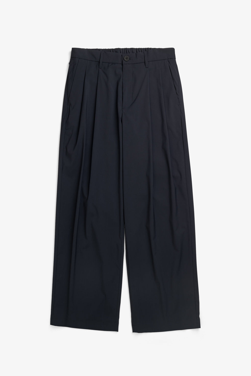Pantalon décontracté Alpinix 37,5 en laine – Un pantalon à la coupe décontractée avec une taille partiellement élastiquée, confectionné en taffetas de première qualité par une marque japonaise réputée…