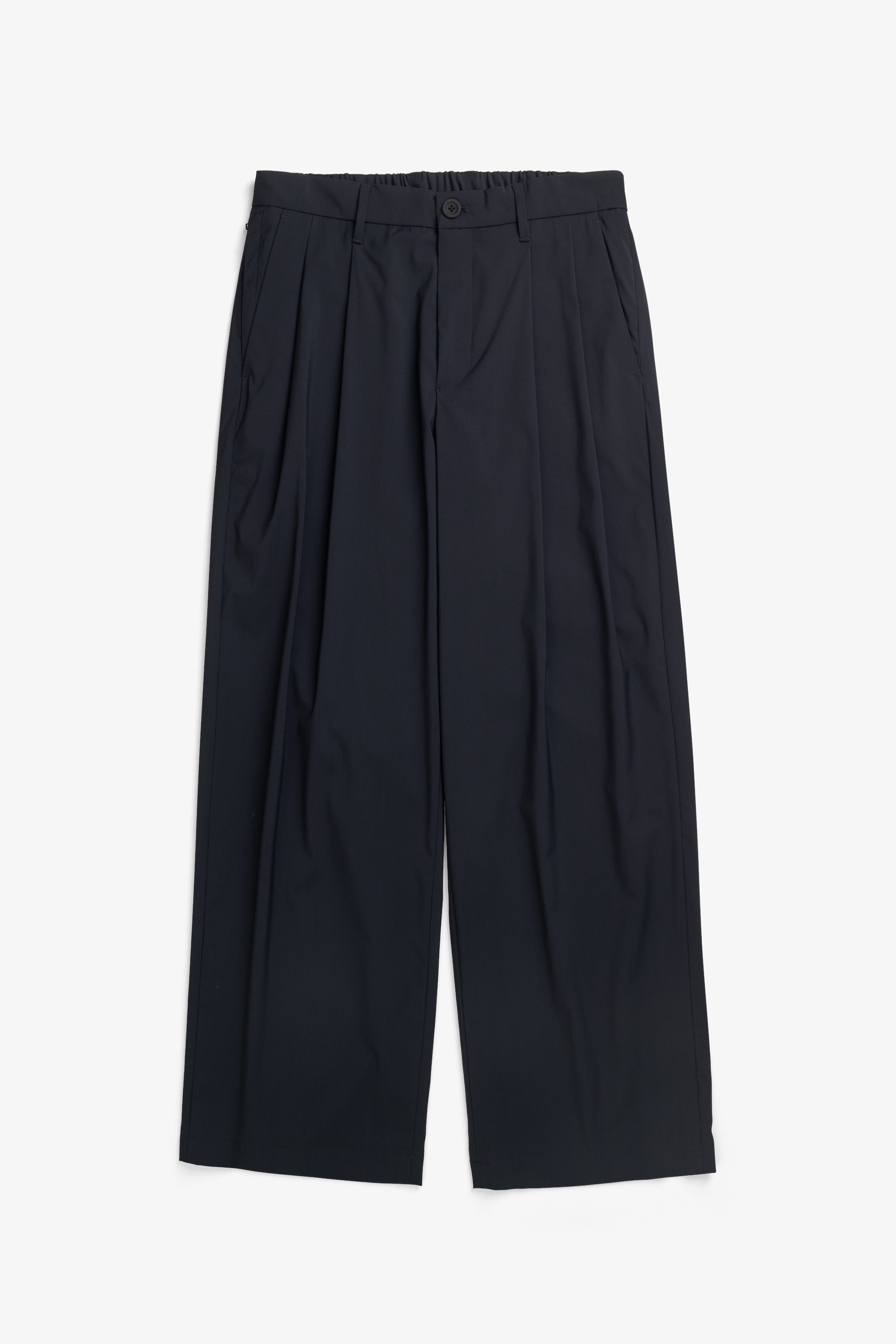 Pantalon décontracté Alpinix 37,5 en laine – Un pantalon à la coupe décontractée avec une taille partiellement élastiquée, confectionné en taffetas de première qualité par une marque japonaise réputée…