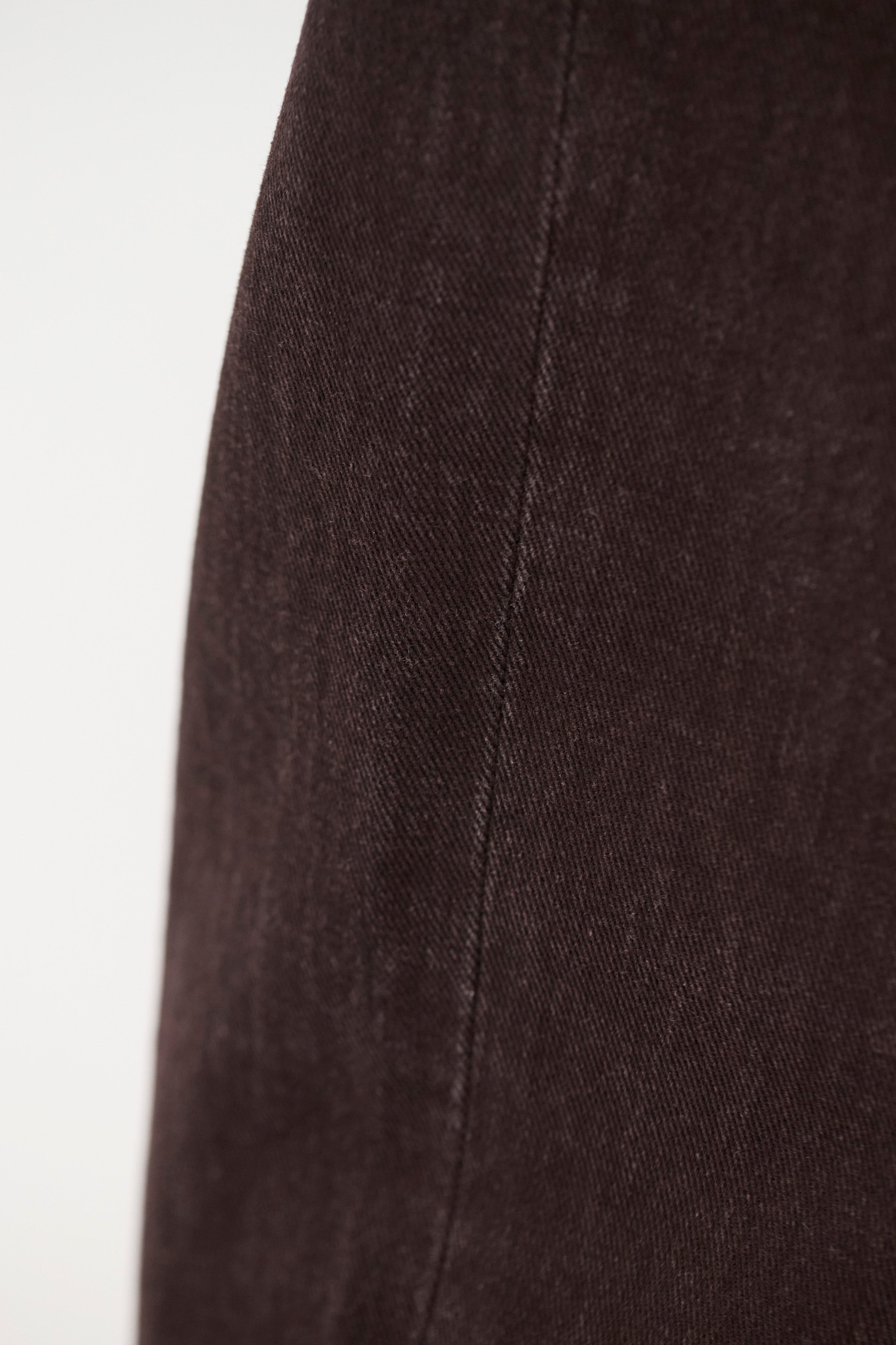 Twill teint résistant décontracté 5 poches – Pantalon décontracté cinq poches en twill teint résistant – La teinture est appliquée uniquement sur le devant du tissu et la lumière…