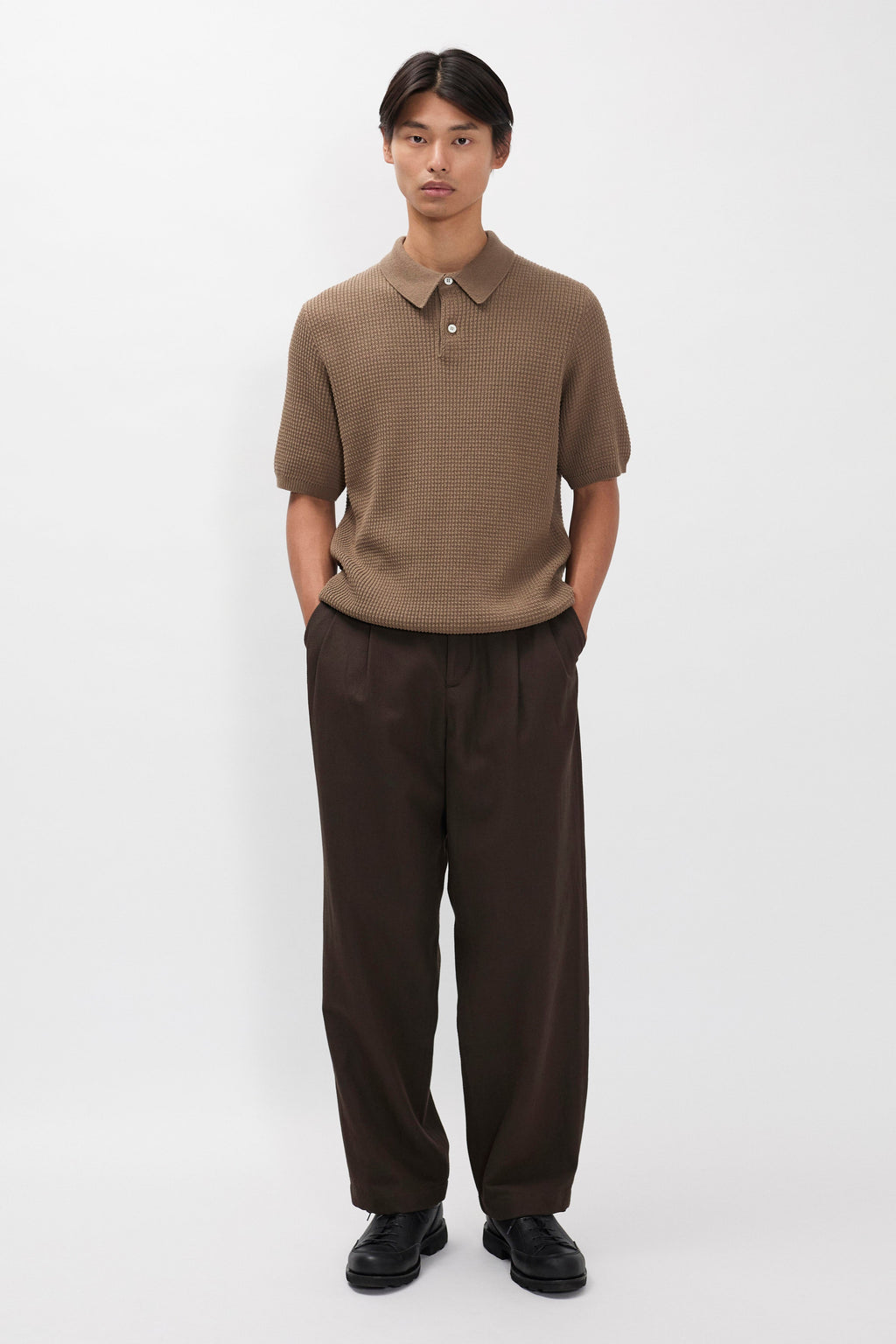 Pantalon plissé décontracté en sergé de coton et lin – Un pantalon ajusté à coupe décontractée, avec une jambe ample et des doubles plis sur le devant, confectionné à partir d'un…
