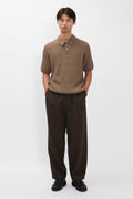 Pantalon plissé décontracté en sergé de coton et lin – Un pantalon ajusté à coupe décontractée, avec une jambe ample et des doubles plis sur le devant, confectionné à partir d'un…