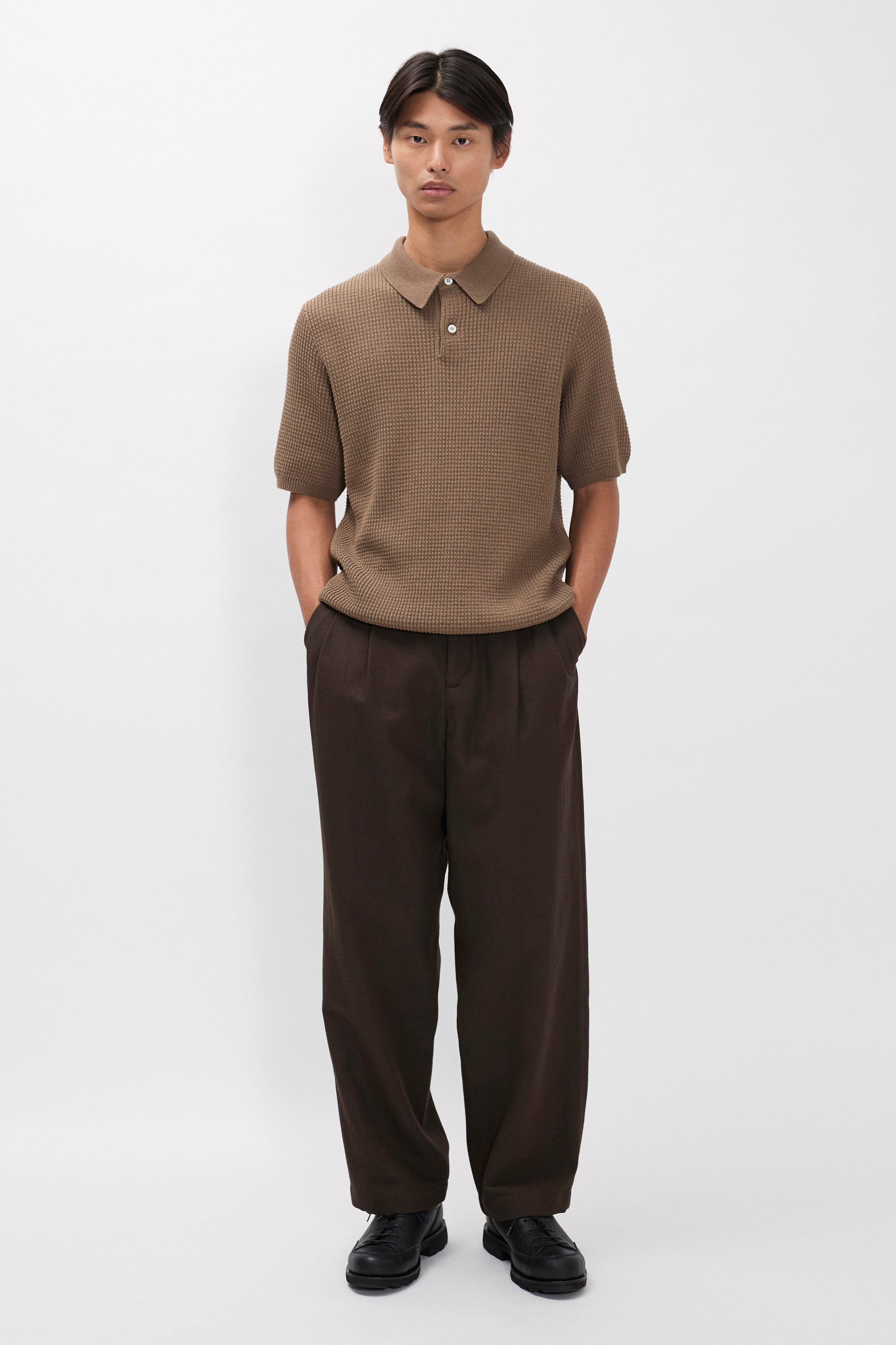Pantalon plissé décontracté en sergé de coton et lin – Un pantalon ajusté à coupe décontractée, avec une jambe ample et des doubles plis sur le devant, confectionné à partir d'un…