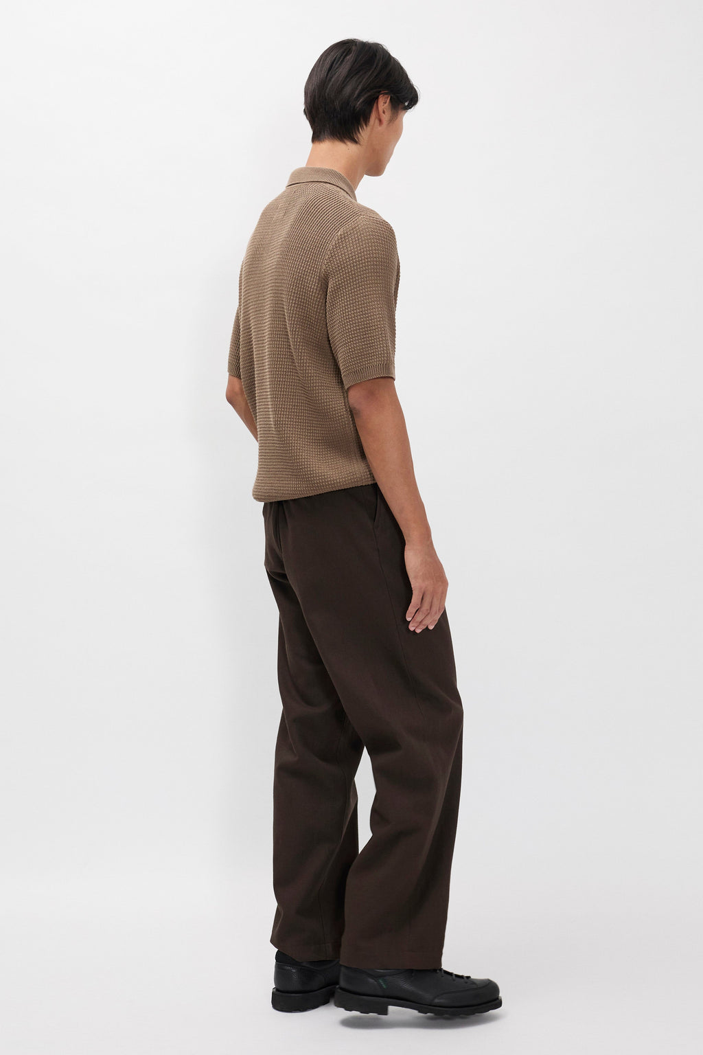 Pantalon plissé décontracté en sergé de coton et lin – Un pantalon ajusté à coupe décontractée, avec une jambe ample et des doubles plis sur le devant, confectionné à partir d'un…