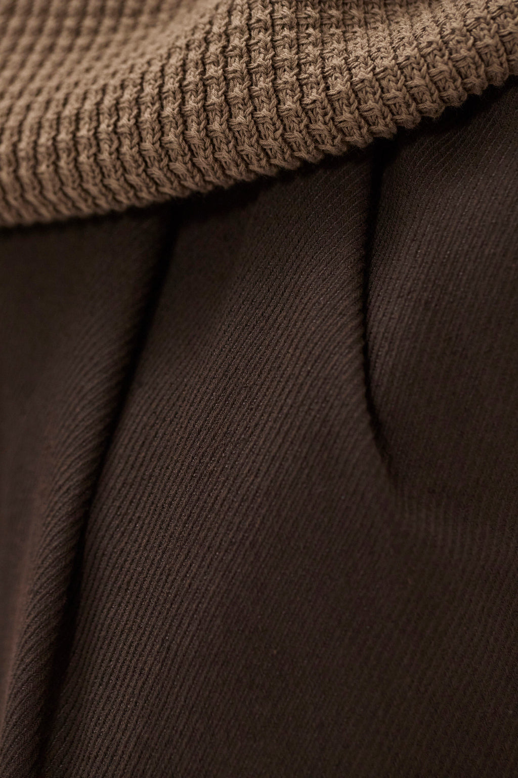 Pantalon plissé décontracté en sergé de coton et lin – Un pantalon ajusté à coupe décontractée, avec une jambe ample et des doubles plis sur le devant, confectionné à partir d'un…