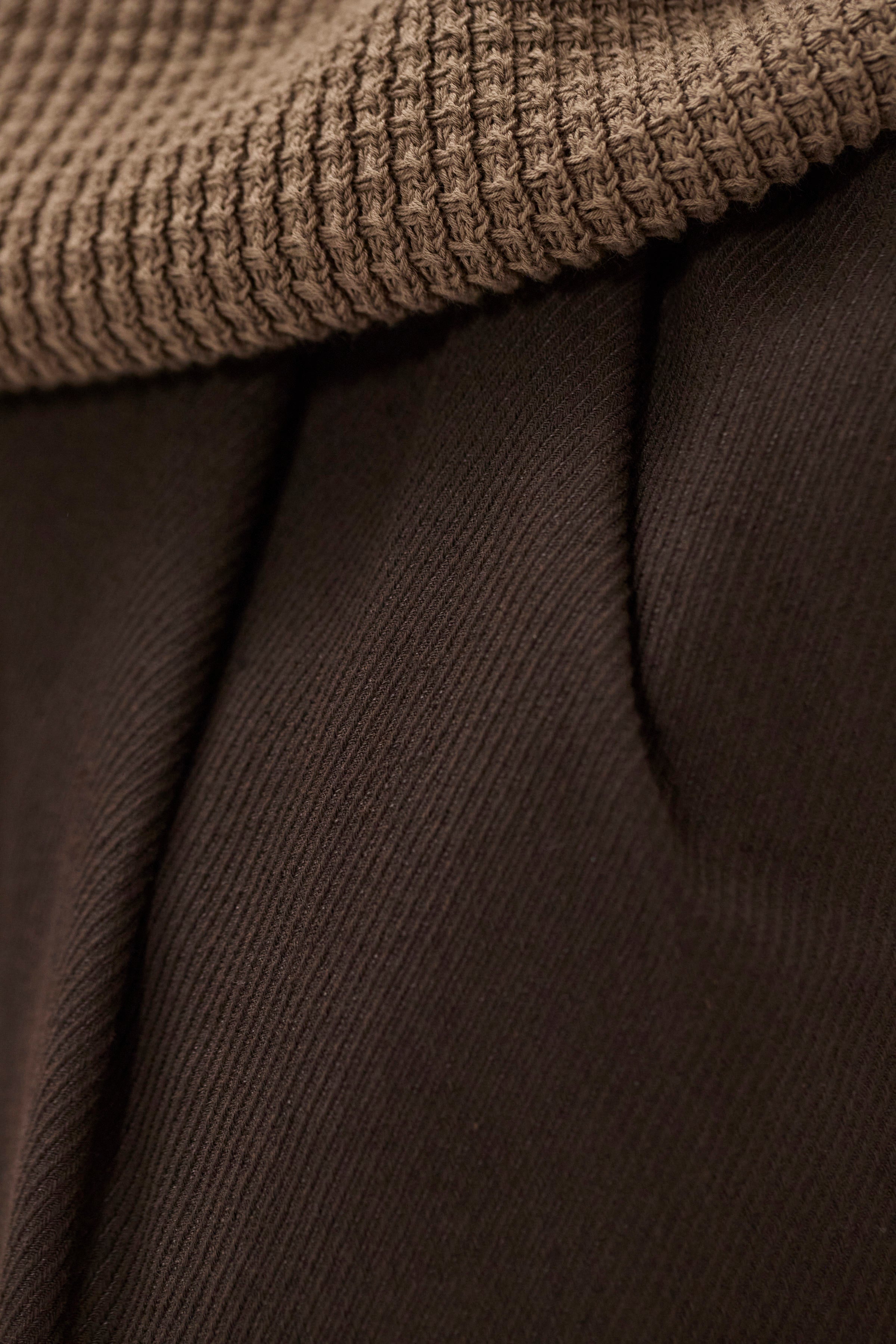 Pantalon plissé décontracté en sergé de coton et lin – Un pantalon ajusté à coupe décontractée, avec une jambe ample et des doubles plis sur le devant, confectionné à partir d'un…