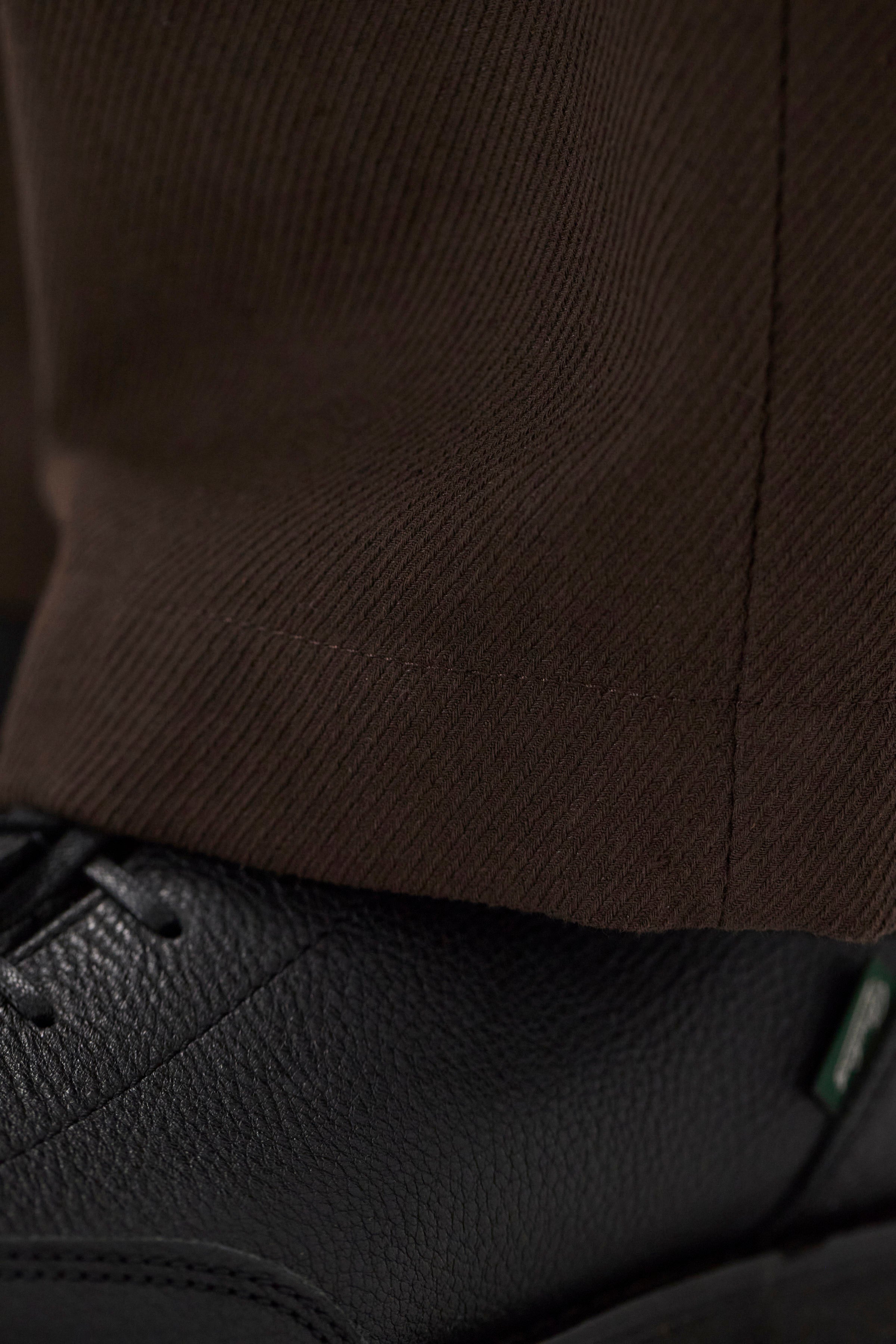 Pantalon plissé décontracté en sergé de coton et lin – Un pantalon ajusté à coupe décontractée, avec une jambe ample et des doubles plis sur le devant, confectionné à partir d'un…