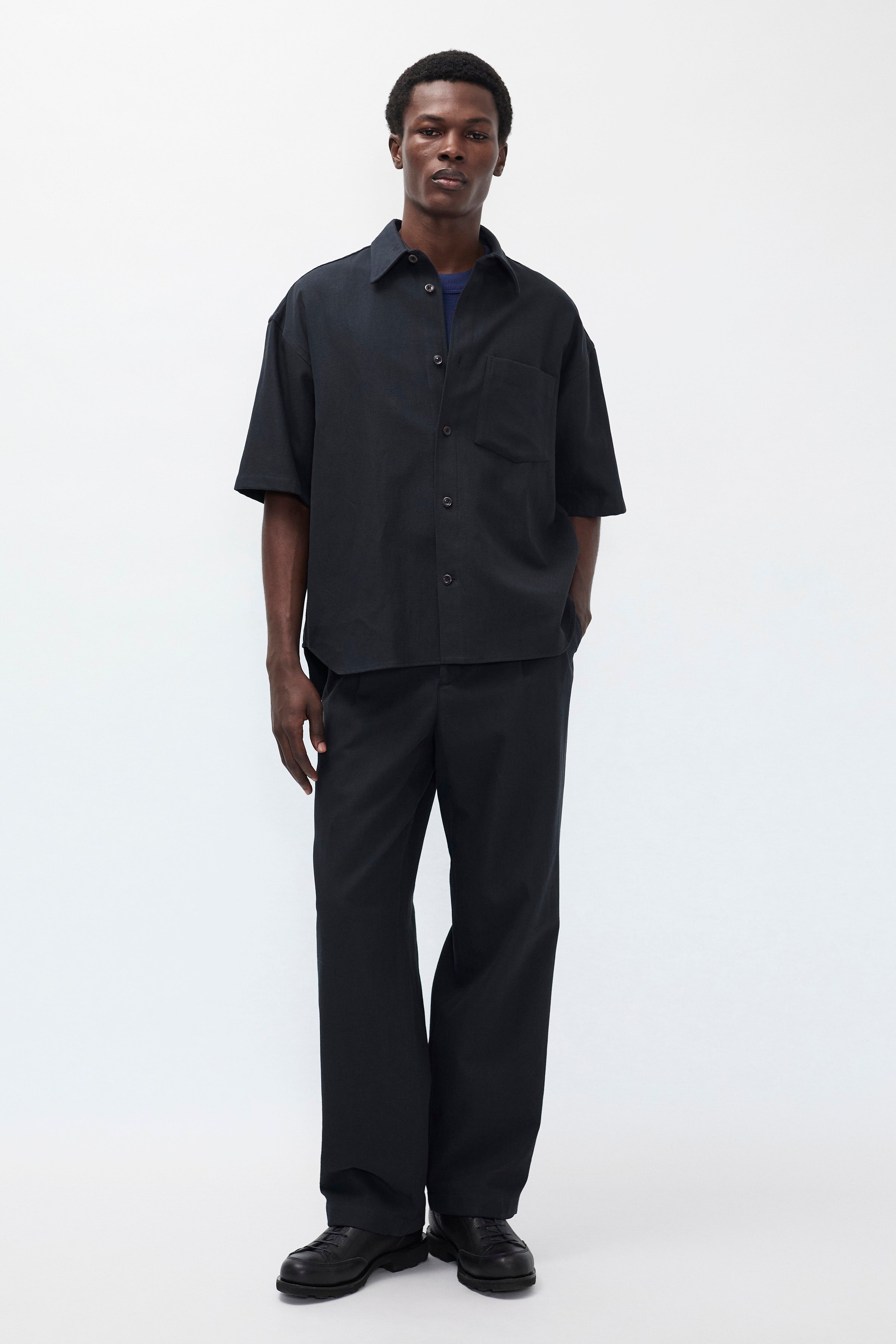 Pantalon plissé en sergé de coton et lin décontracté – Un pantalon tailleur à la coupe décontractée, doté d'une jambe ample et de doubles plis sur le devant, confectionné à partir d'un…