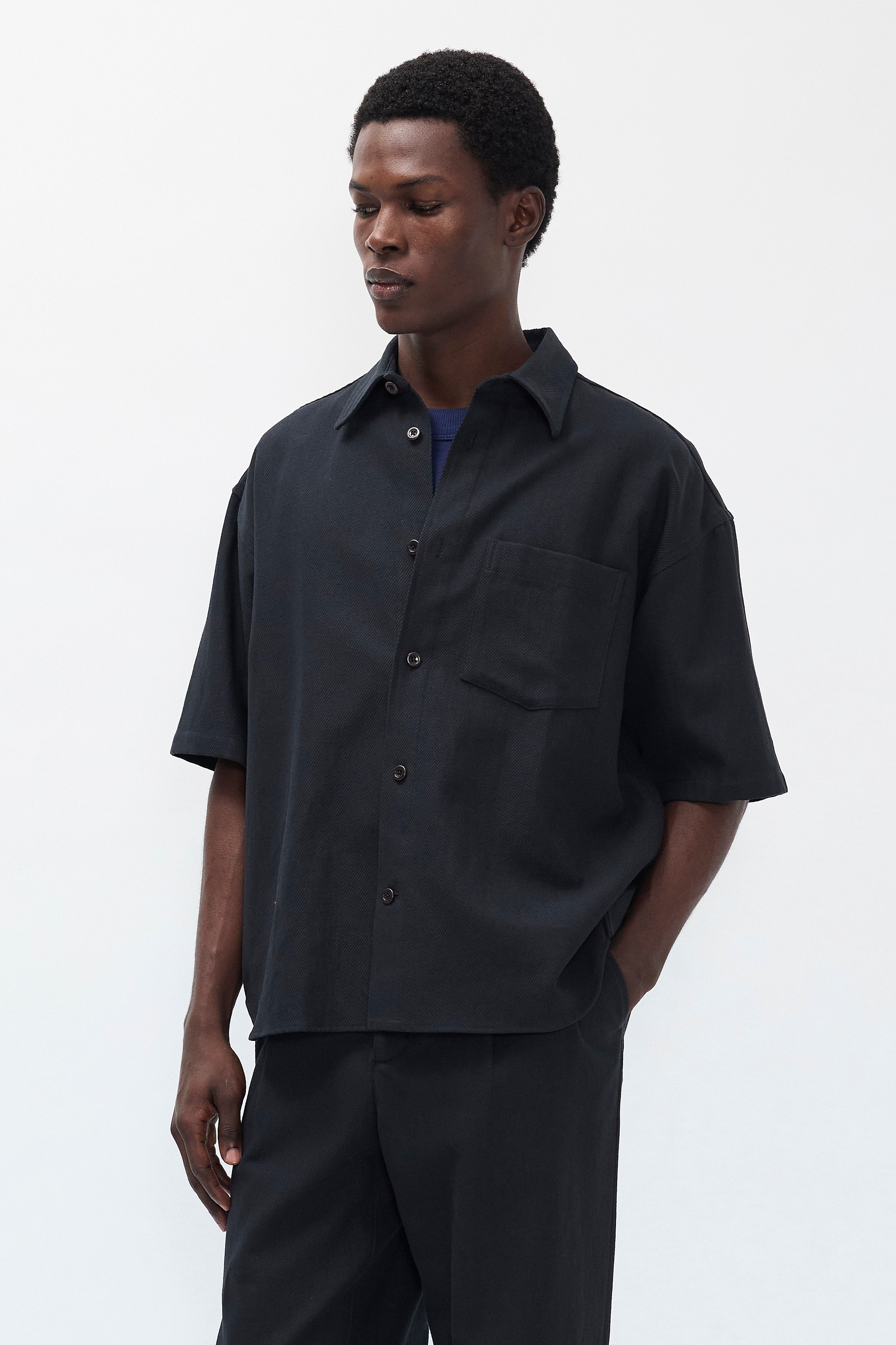 Pantalon plissé en sergé de coton et lin décontracté – Un pantalon tailleur à la coupe décontractée, doté d'une jambe ample et de doubles plis sur le devant, confectionné à partir d'un…