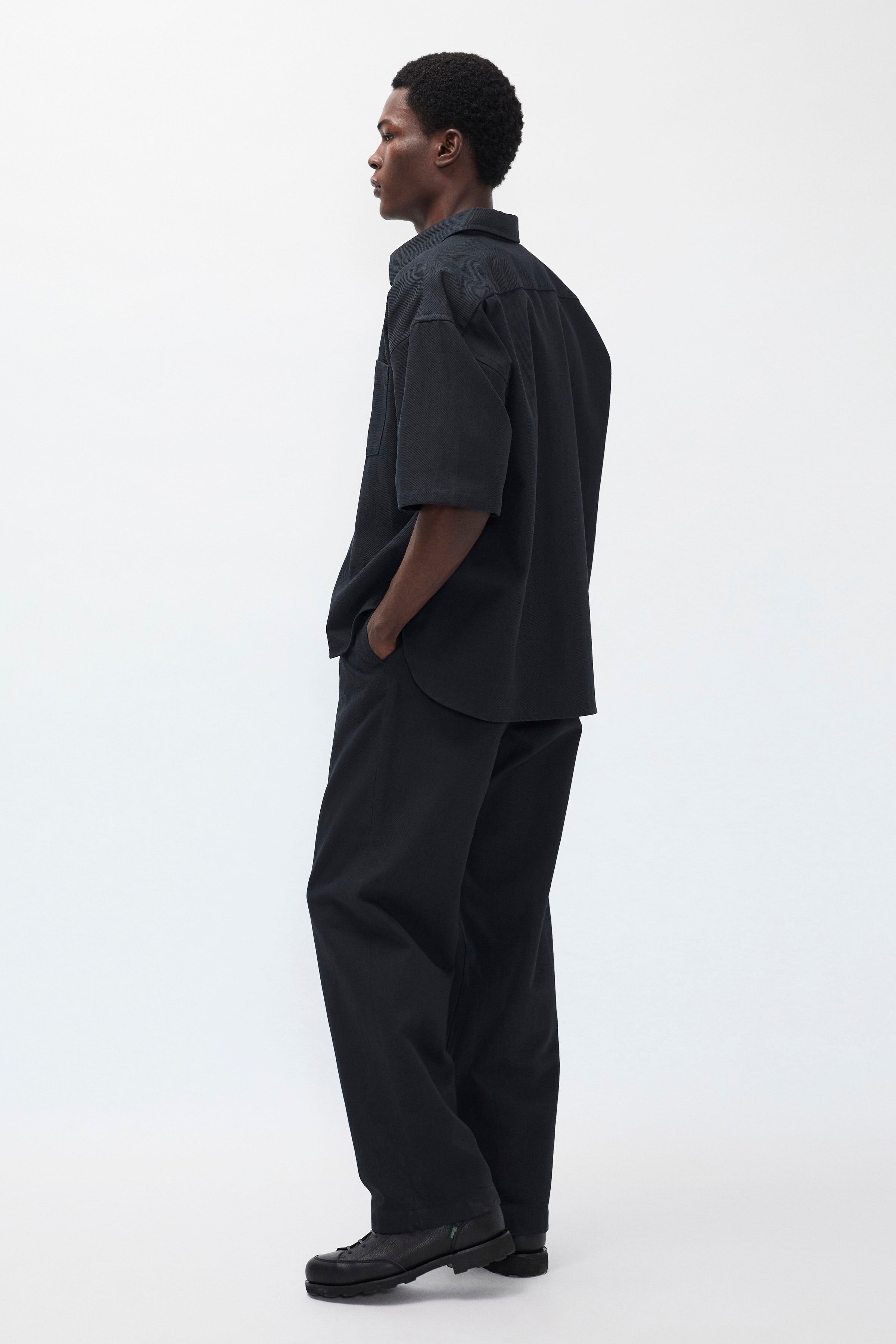 Pantalon plissé en sergé de coton et lin décontracté – Un pantalon tailleur à la coupe décontractée, doté d'une jambe ample et de doubles plis sur le devant, confectionné à partir d'un…