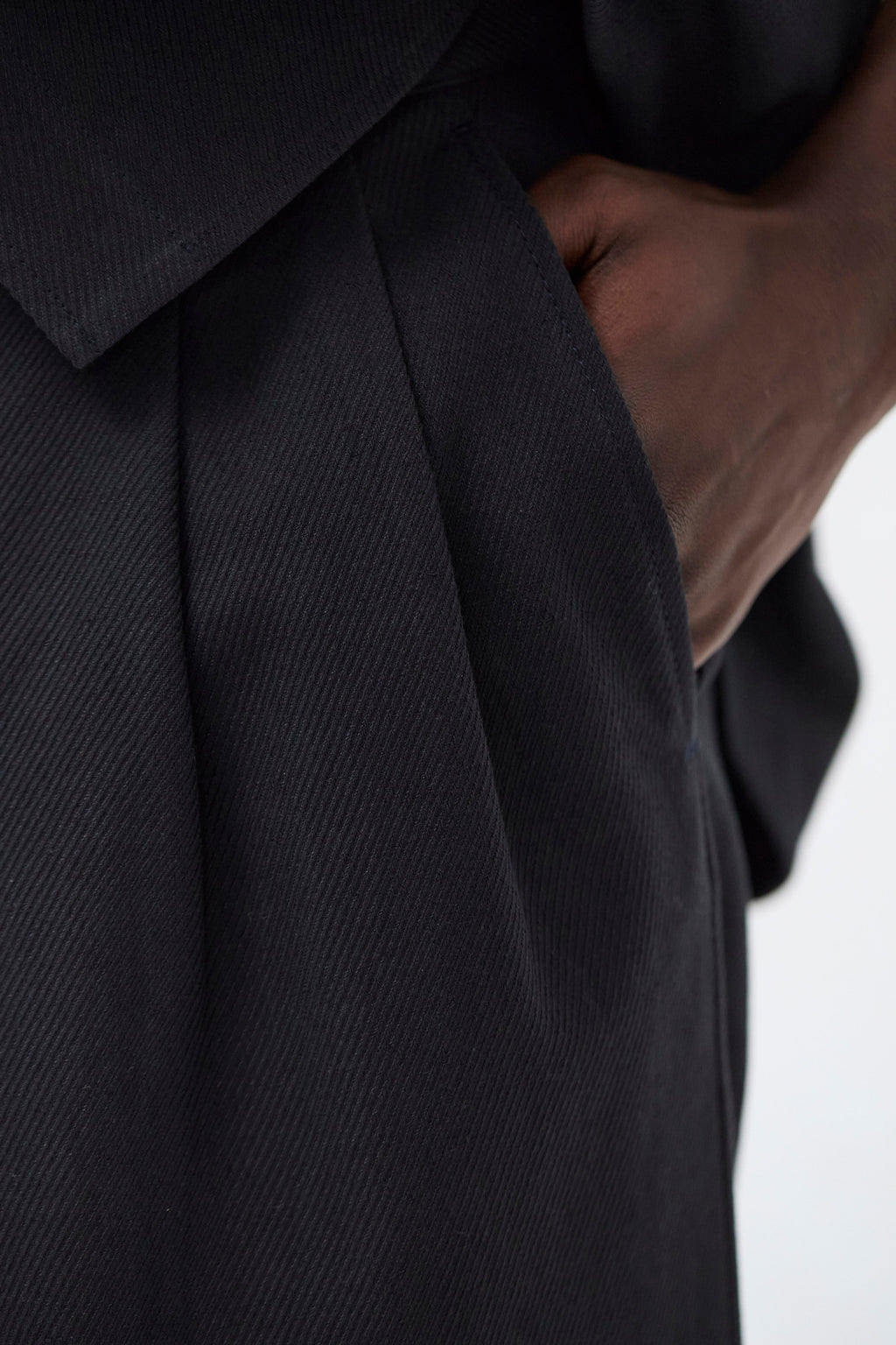 Pantalon plissé en sergé de coton et lin décontracté – Un pantalon tailleur à la coupe décontractée, doté d'une jambe ample et de doubles plis sur le devant, confectionné à partir d'un…