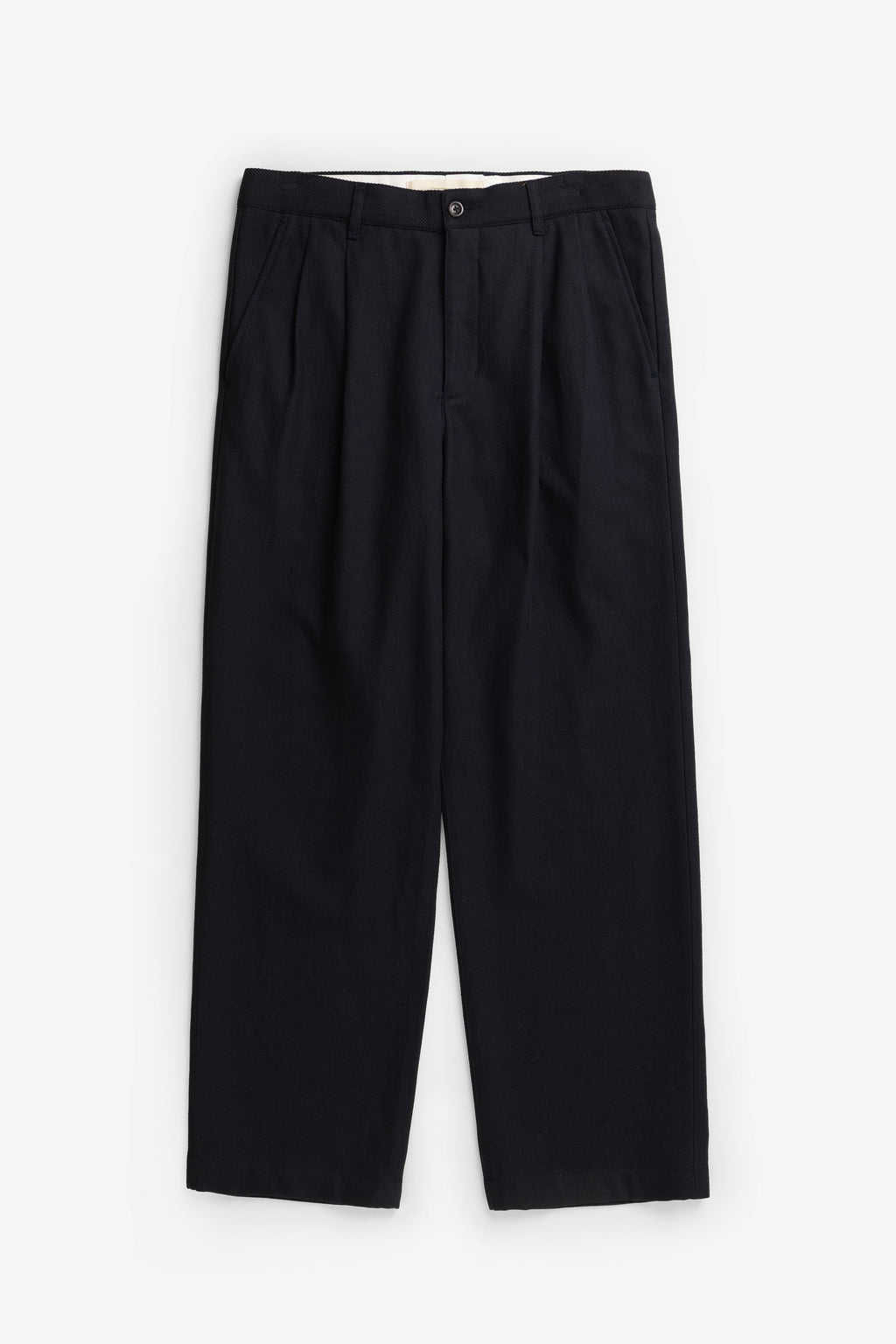 Pantalon plissé en sergé de coton et lin décontracté – Un pantalon tailleur à la coupe décontractée, doté d'une jambe ample et de doubles plis sur le devant, confectionné à partir d'un…