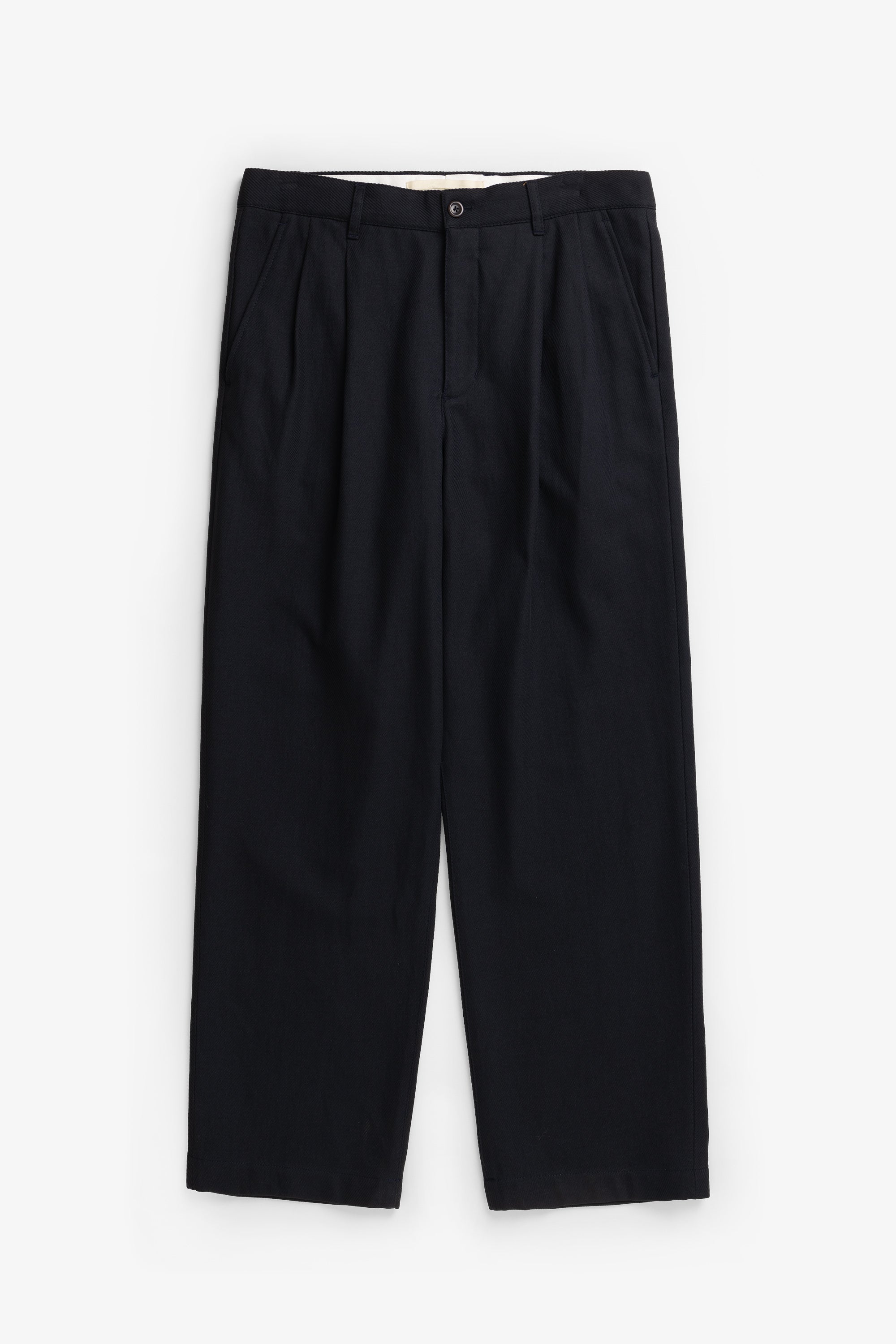 Pantalon plissé en sergé de coton et lin décontracté – Un pantalon tailleur à la coupe décontractée, doté d'une jambe ample et de doubles plis sur le devant, confectionné à partir d'un…