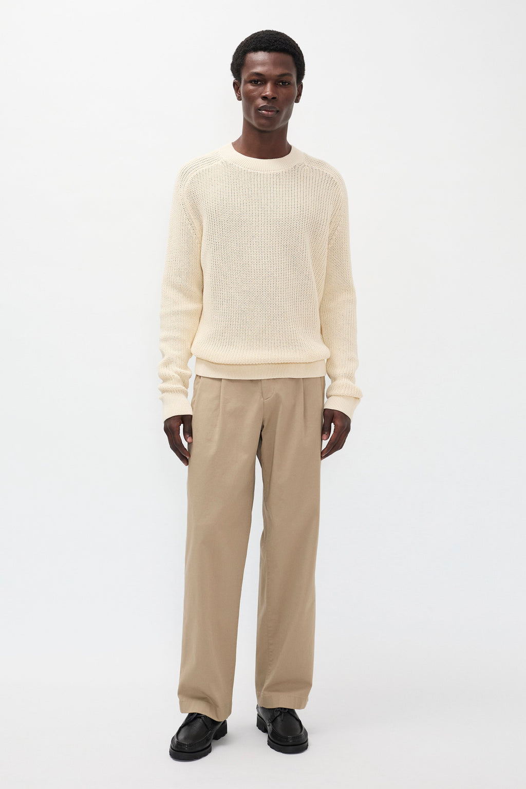 Pantalon plissé en sergé décontracté – Ce pantalon plissé en sergé décontracté est confectionné dans un sergé stretch italien compact et épuré, doté de doubles plis et d'une large…