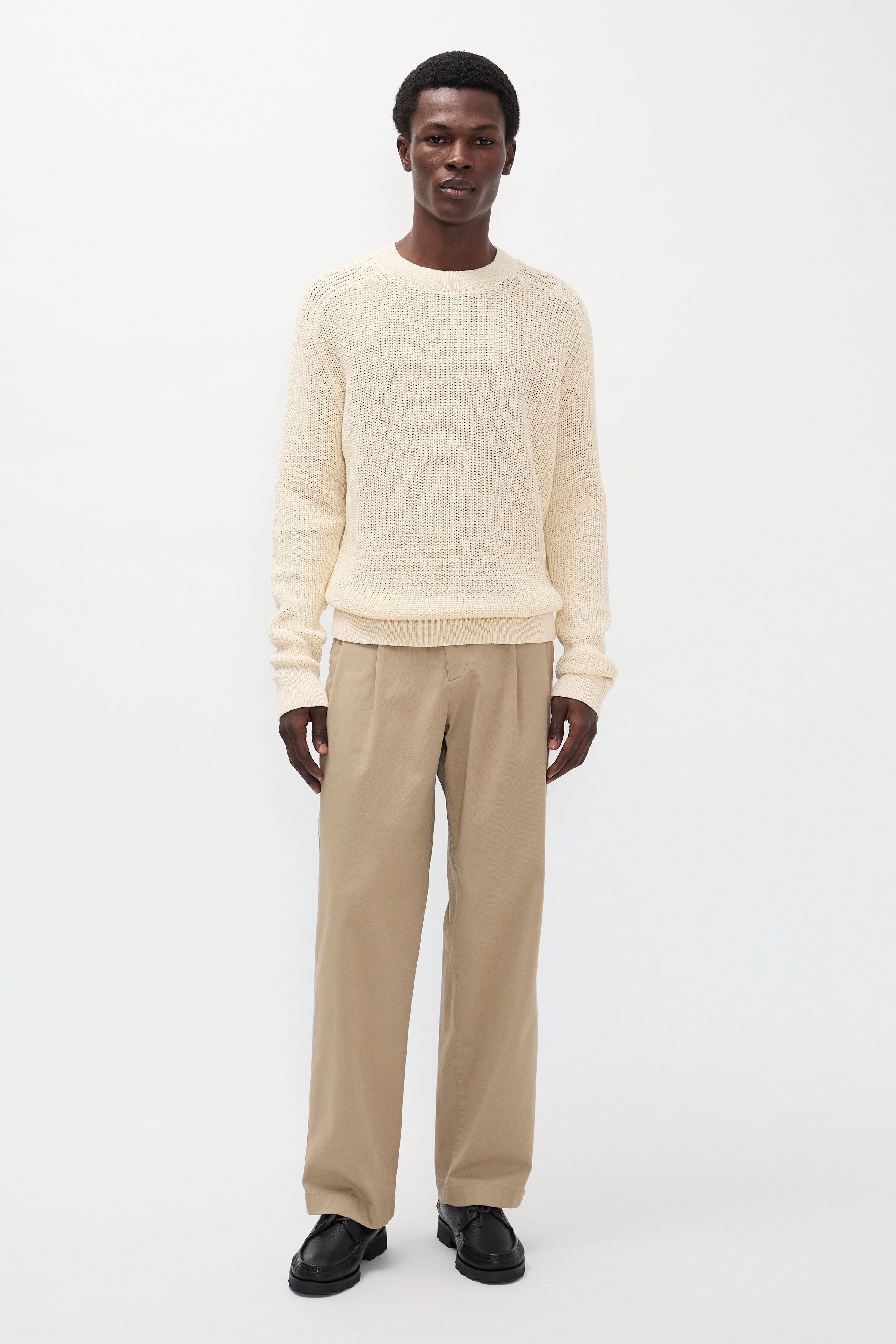 Pantalon plissé en sergé décontracté – Ce pantalon plissé en sergé décontracté est confectionné dans un sergé stretch italien compact et épuré, doté de doubles plis et d'une large…