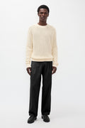 Pantalon plissé en sergé décontracté - Pantalon plissé en sergé décontracté, confectionné dans un sergé italien stretch compact et net, doté de doubles plis et d'une large…