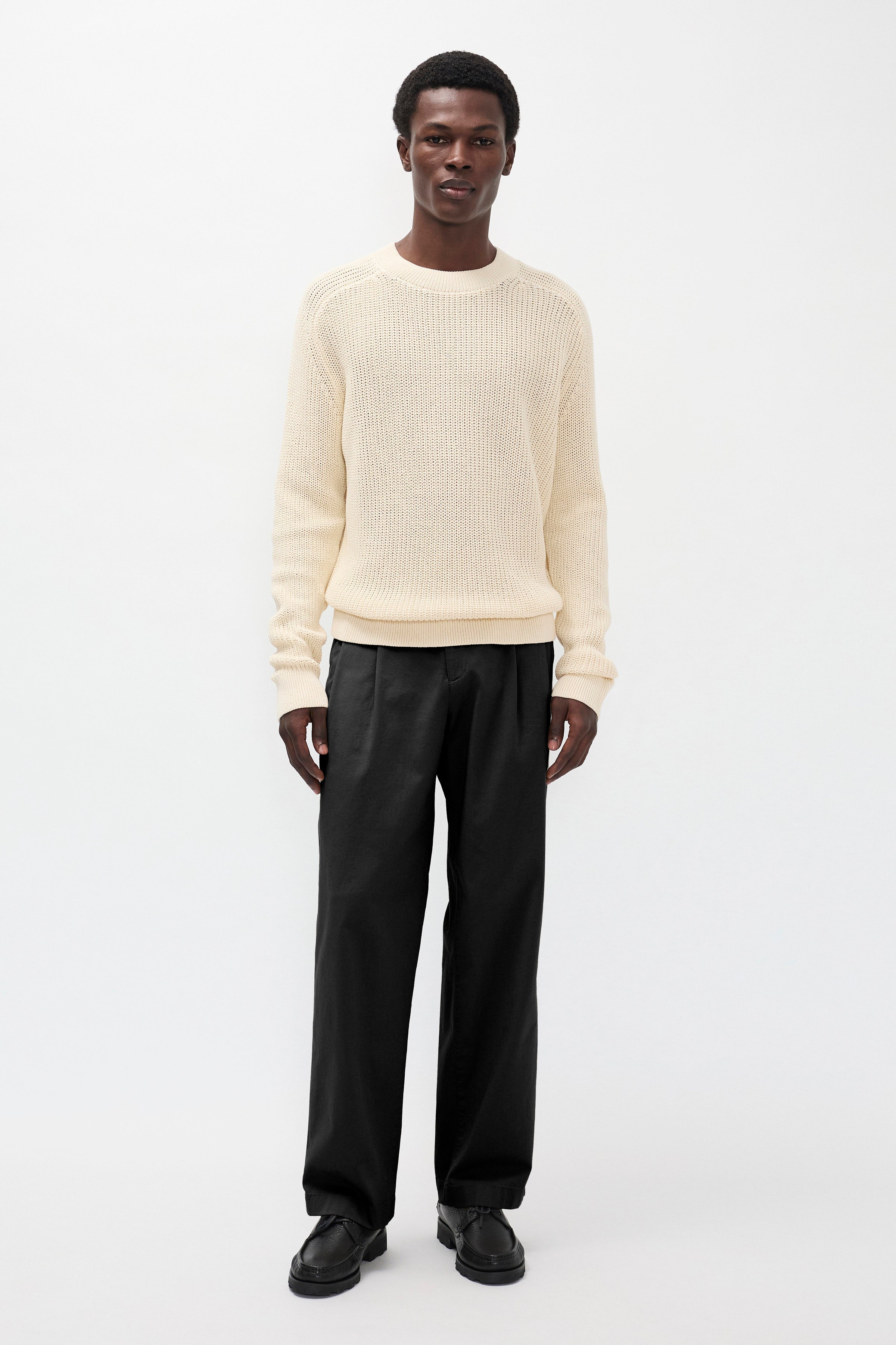 Pantalon plissé en sergé décontracté - Pantalon plissé en sergé décontracté, confectionné dans un sergé italien stretch compact et net, doté de doubles plis et d'une large…