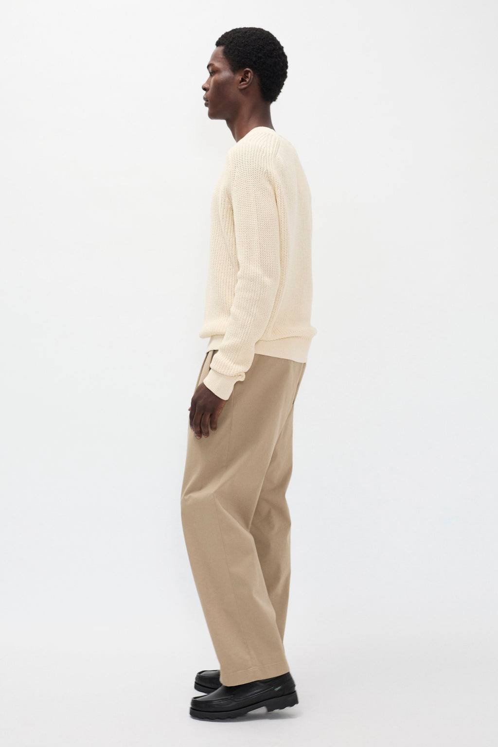 Pantalon plissé en sergé décontracté – Ce pantalon plissé en sergé décontracté est confectionné dans un sergé stretch italien compact et épuré, doté de doubles plis et d'une large…