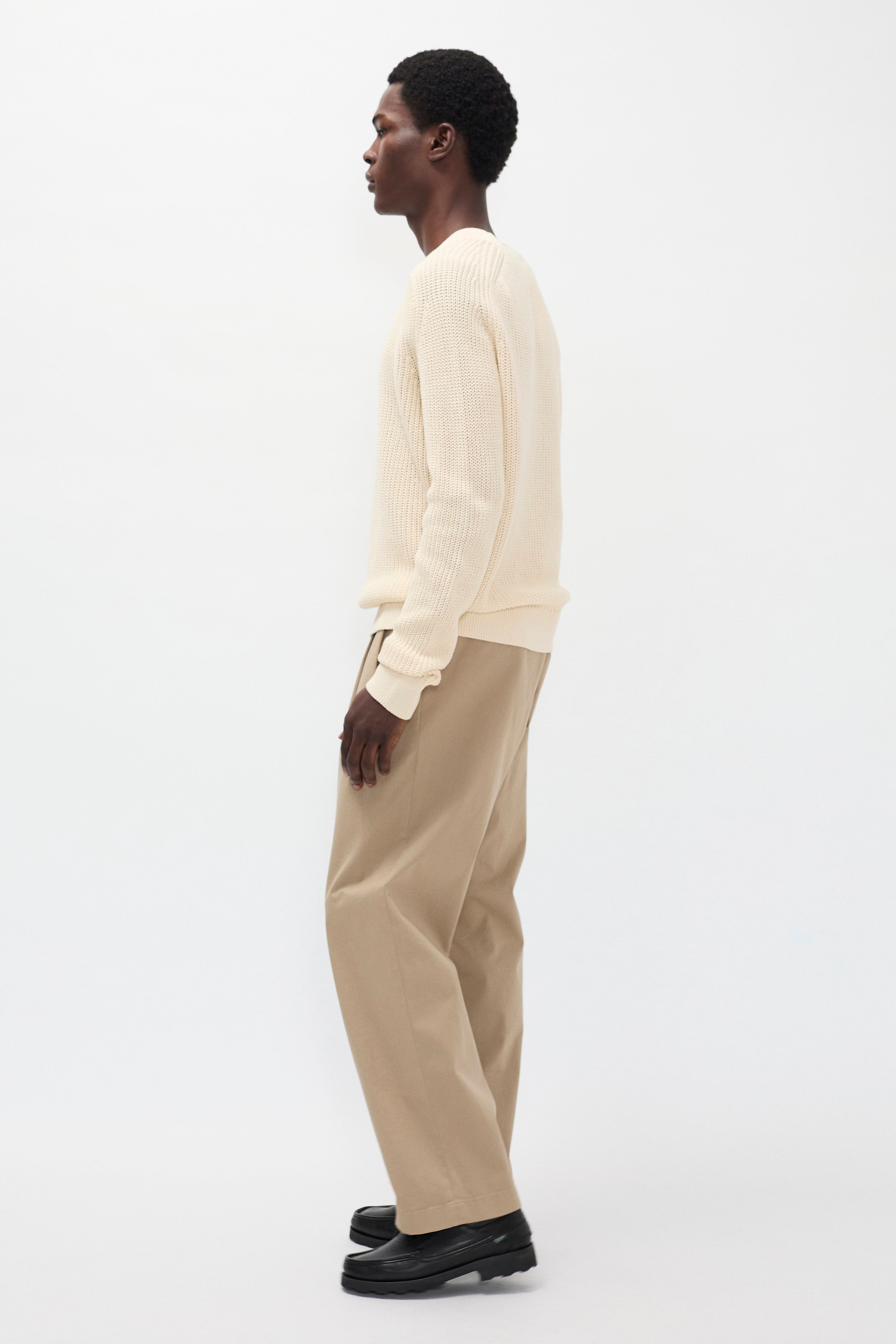 Pantalon plissé en sergé décontracté – Ce pantalon plissé en sergé décontracté est confectionné dans un sergé stretch italien compact et épuré, doté de doubles plis et d'une large…