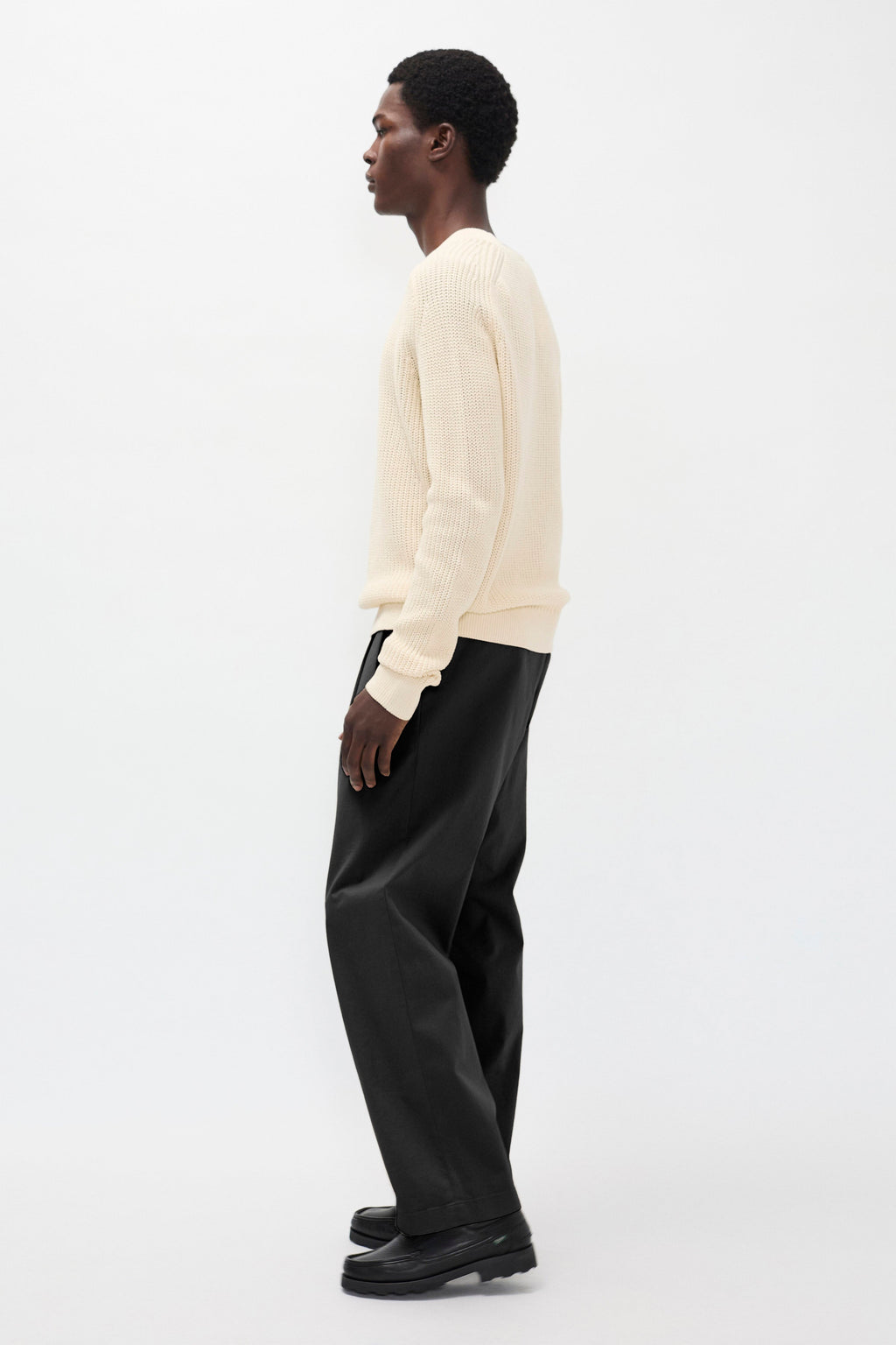 Pantalon plissé en sergé décontracté - Pantalon plissé en sergé décontracté, confectionné dans un sergé italien stretch compact et net, doté de doubles plis et d'une large…