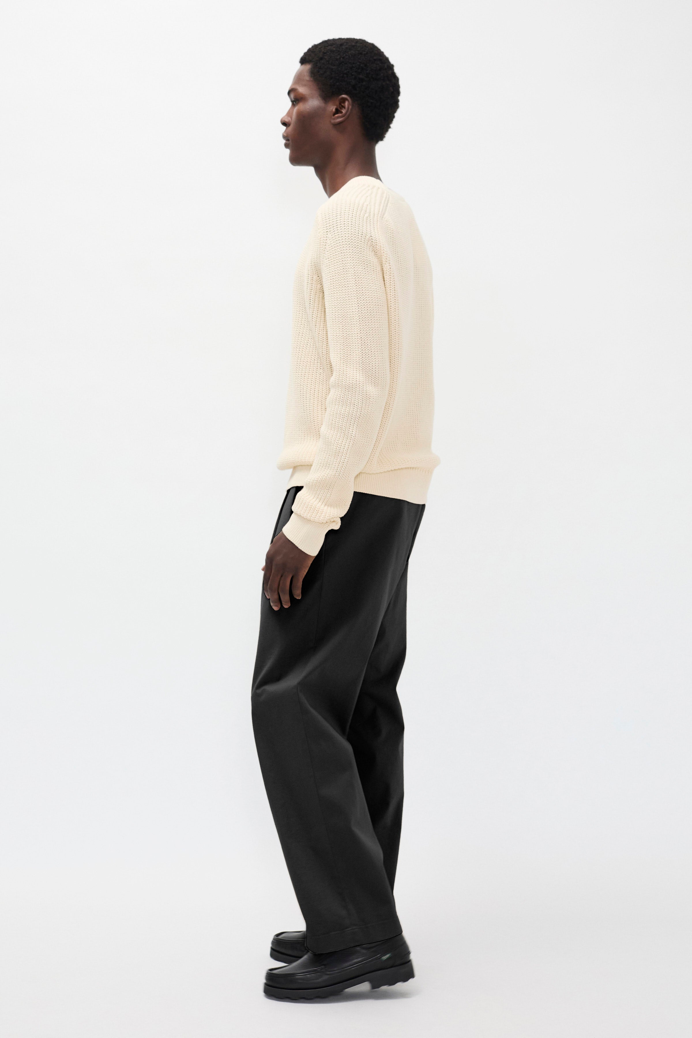 Pantalon plissé en sergé décontracté - Pantalon plissé en sergé décontracté, confectionné dans un sergé italien stretch compact et net, doté de doubles plis et d'une large…