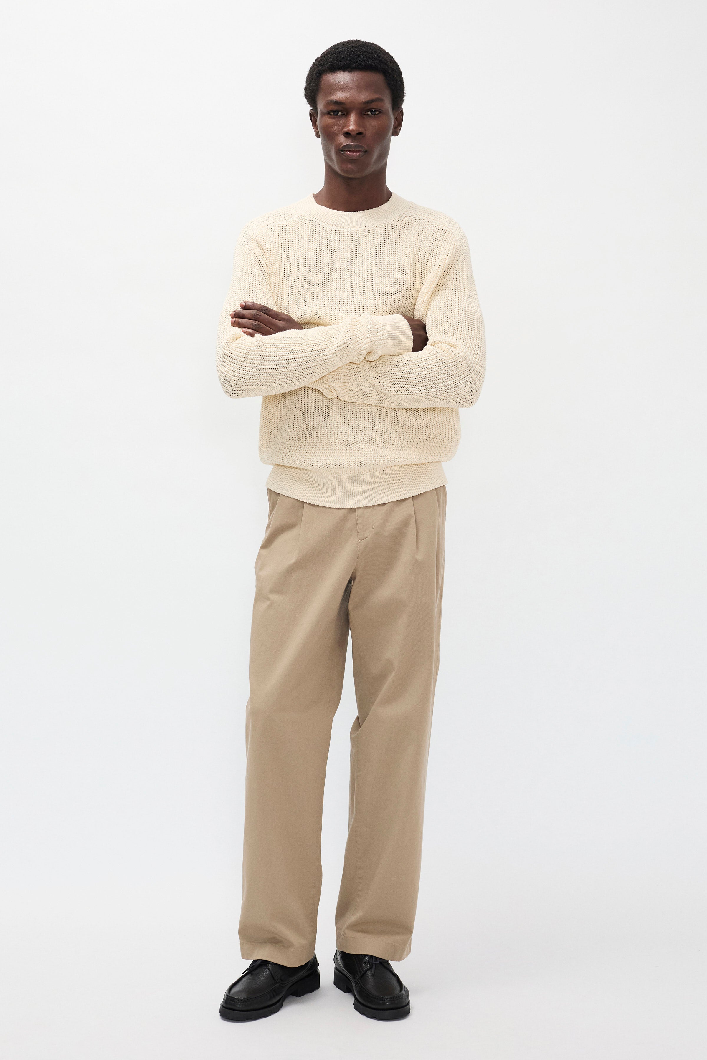 Pantalon plissé en sergé décontracté – Ce pantalon plissé en sergé décontracté est confectionné dans un sergé stretch italien compact et épuré, doté de doubles plis et d'une large…