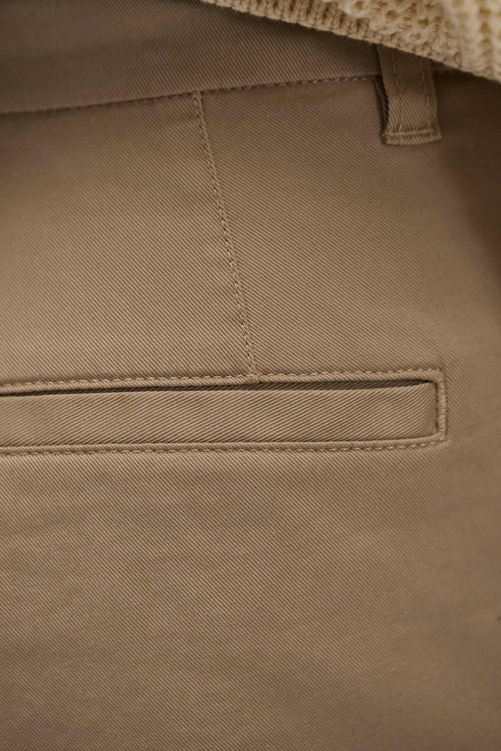 Pantalon plissé en sergé décontracté – Ce pantalon plissé en sergé décontracté est confectionné dans un sergé stretch italien compact et épuré, doté de doubles plis et d'une large…